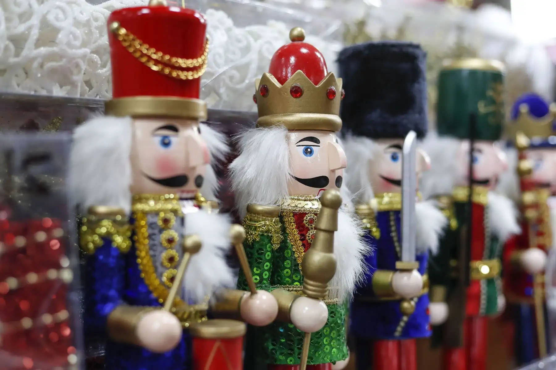 Así lucen Mesa Redonda y el Emporio de Gamarra a semanas de las fiestas de fin de año. Cientos de personas acuden a realizar sus compras para decorar su hogar con motivos navideños. Foto: ANDINA/Renato Pajuelo