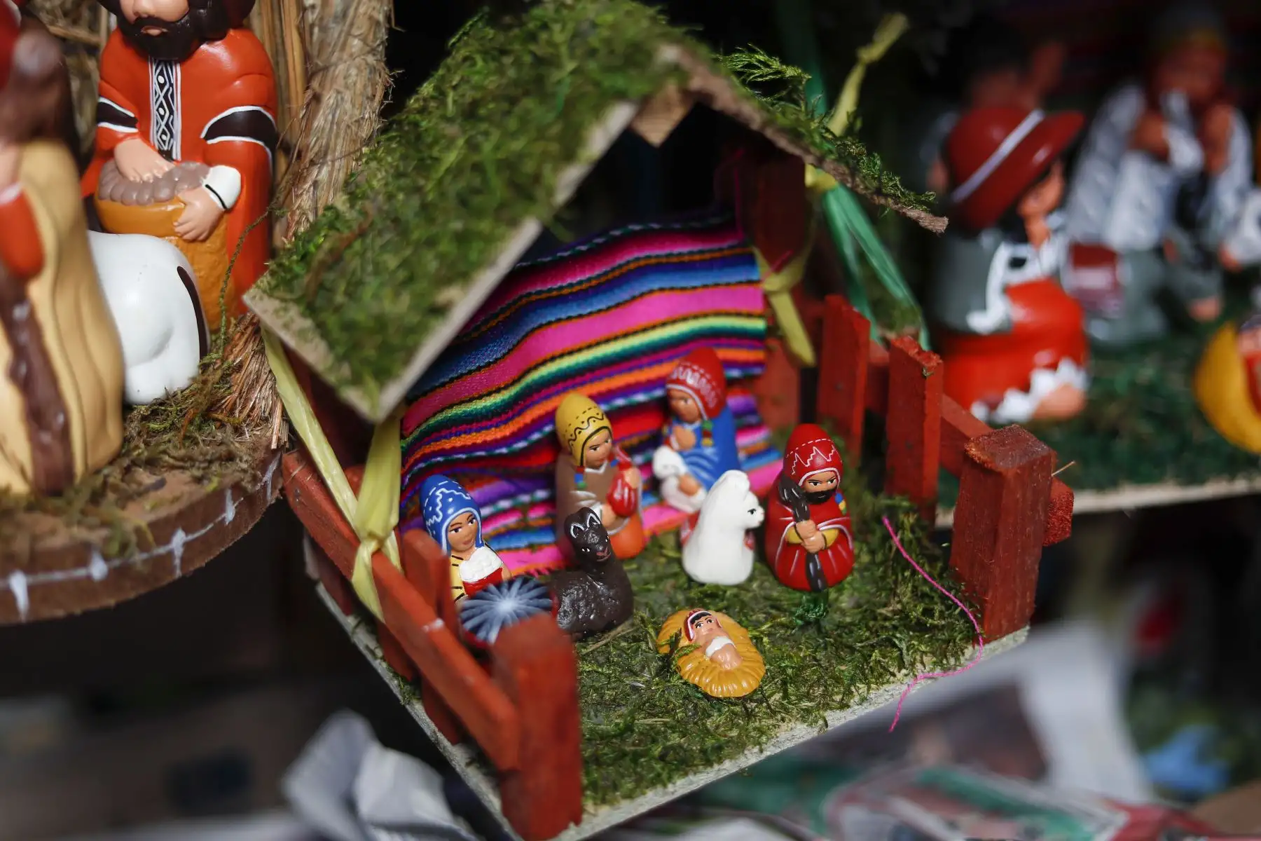 Así lucen Mesa Redonda y el Emporio de Gamarra a semanas de las fiestas de fin de año. Cientos de personas acuden a realizar sus compras para decorar su hogar con motivos navideños. Foto: ANDINA/Renato Pajuelo
