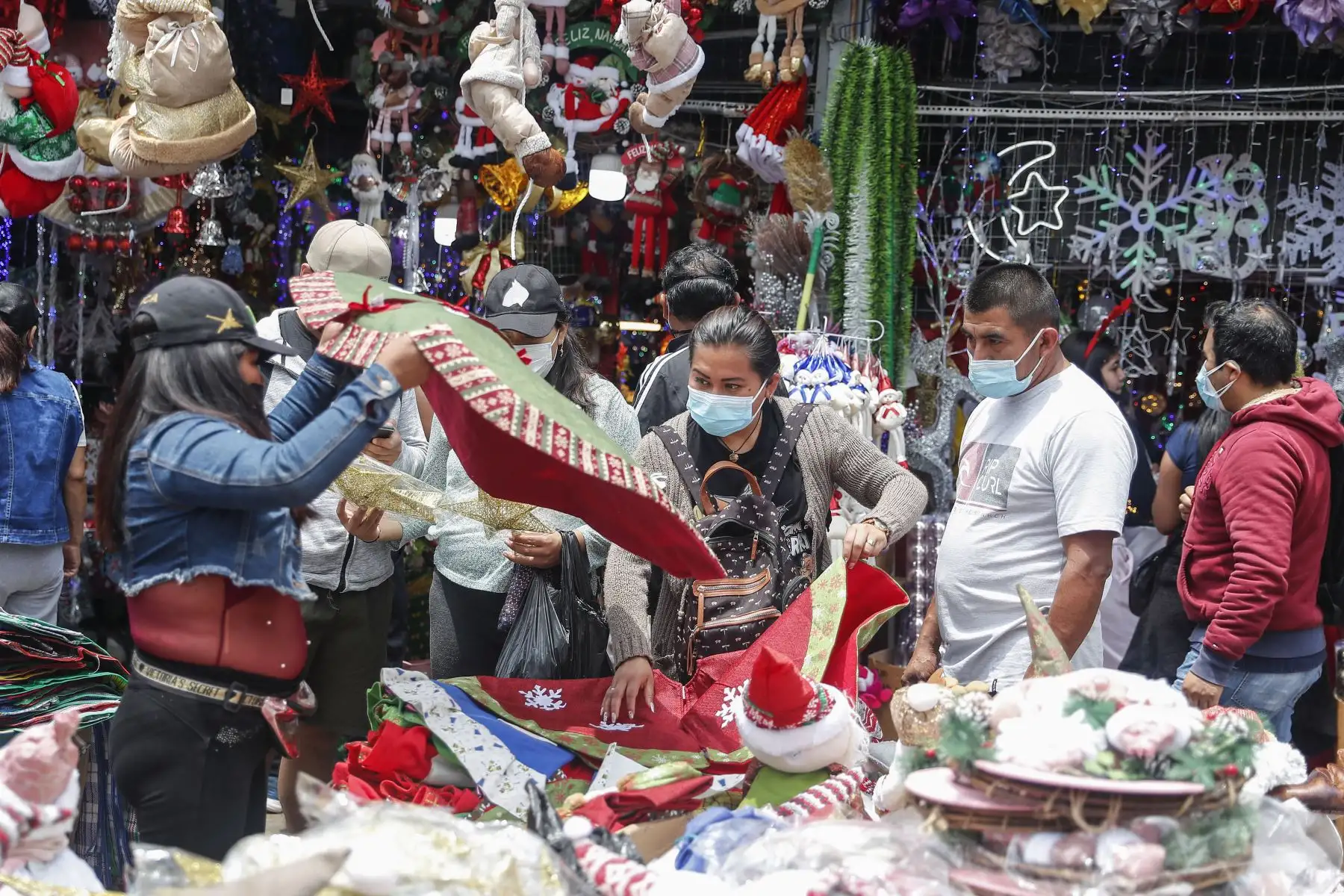 Así lucen Mesa Redonda y el Emporio de Gamarra a semanas de las fiestas de fin de año. Cientos de personas acuden a realizar sus compras para decorar su hogar con motivos navideños. Foto: ANDINA/Renato Pajuelo