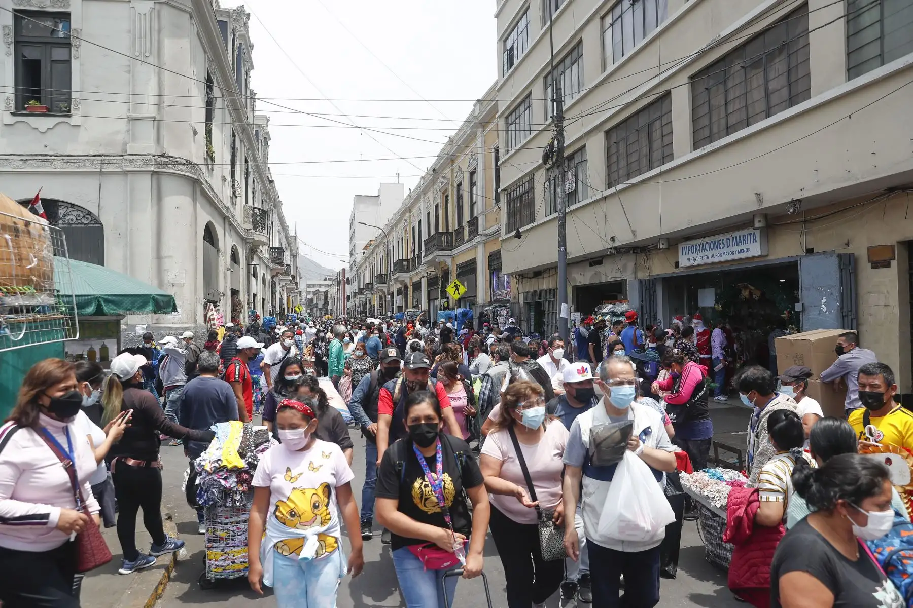 Así lucen Mesa Redonda y el Emporio de Gamarra a semanas de las fiestas de fin de año. Cientos de personas acuden a realizar sus compras para decorar su hogar con motivos navideños. Foto: ANDINA/Renato Pajuelo