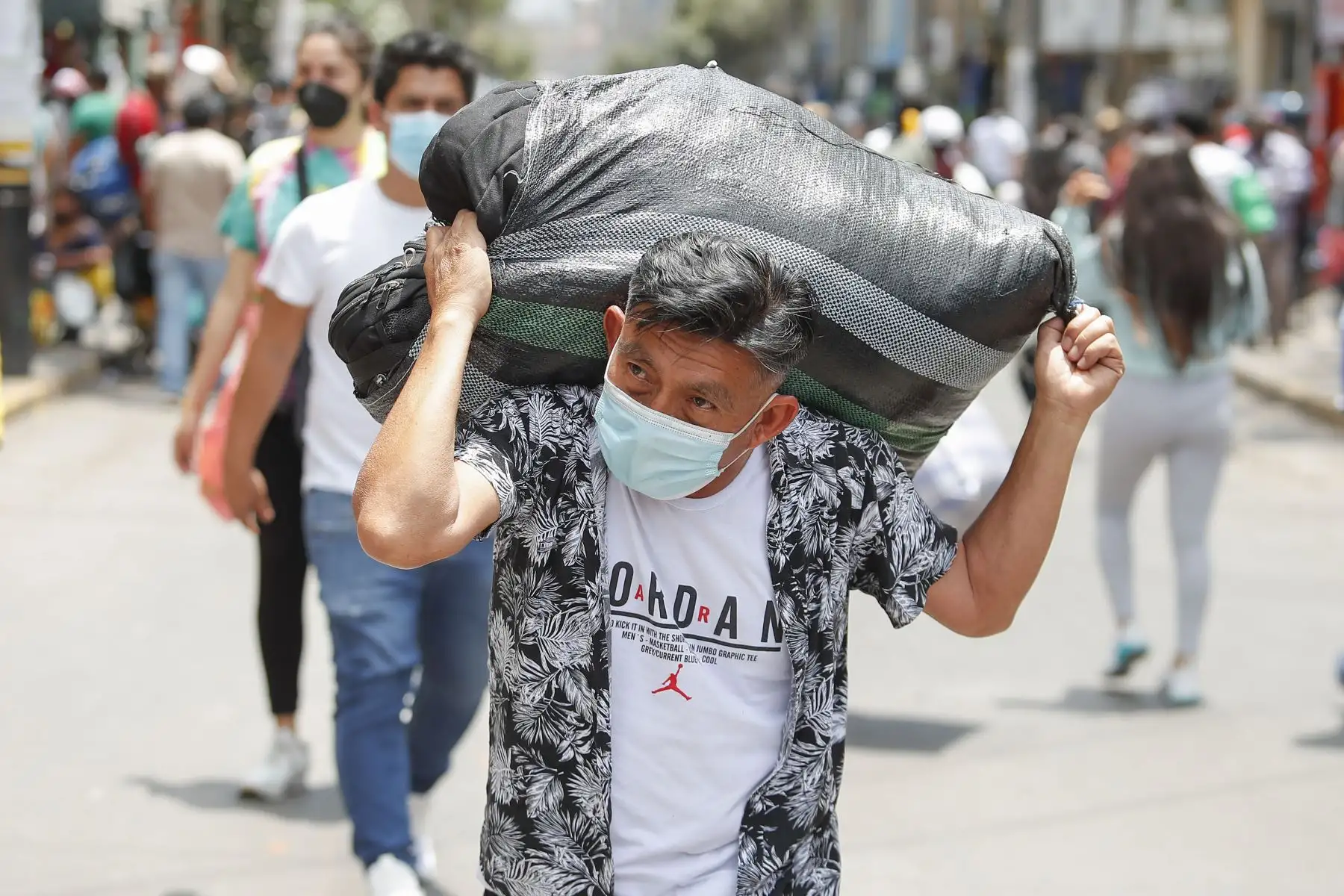 Así lucen Mesa Redonda y el Emporio de Gamarra a semanas de las fiestas de fin de año. Cientos de personas acuden a realizar sus compras para decorar su hogar con motivos navideños. Foto: ANDINA/Renato Pajuelo