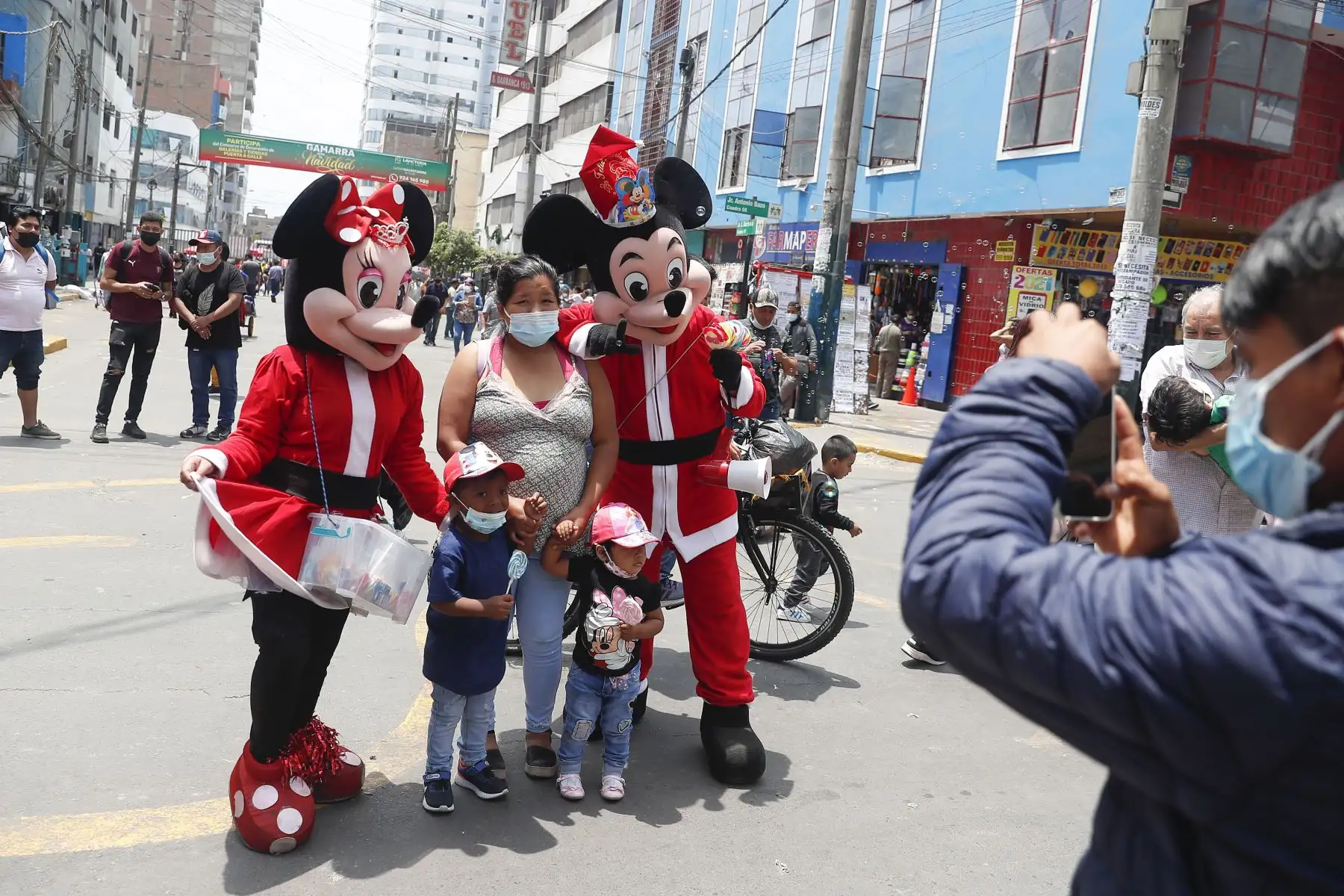 Así lucen Mesa Redonda y el Emporio de Gamarra a semanas de las fiestas de fin de año. Cientos de personas acuden a realizar sus compras para decorar su hogar con motivos navideños. Foto: ANDINA/Renato Pajuelo