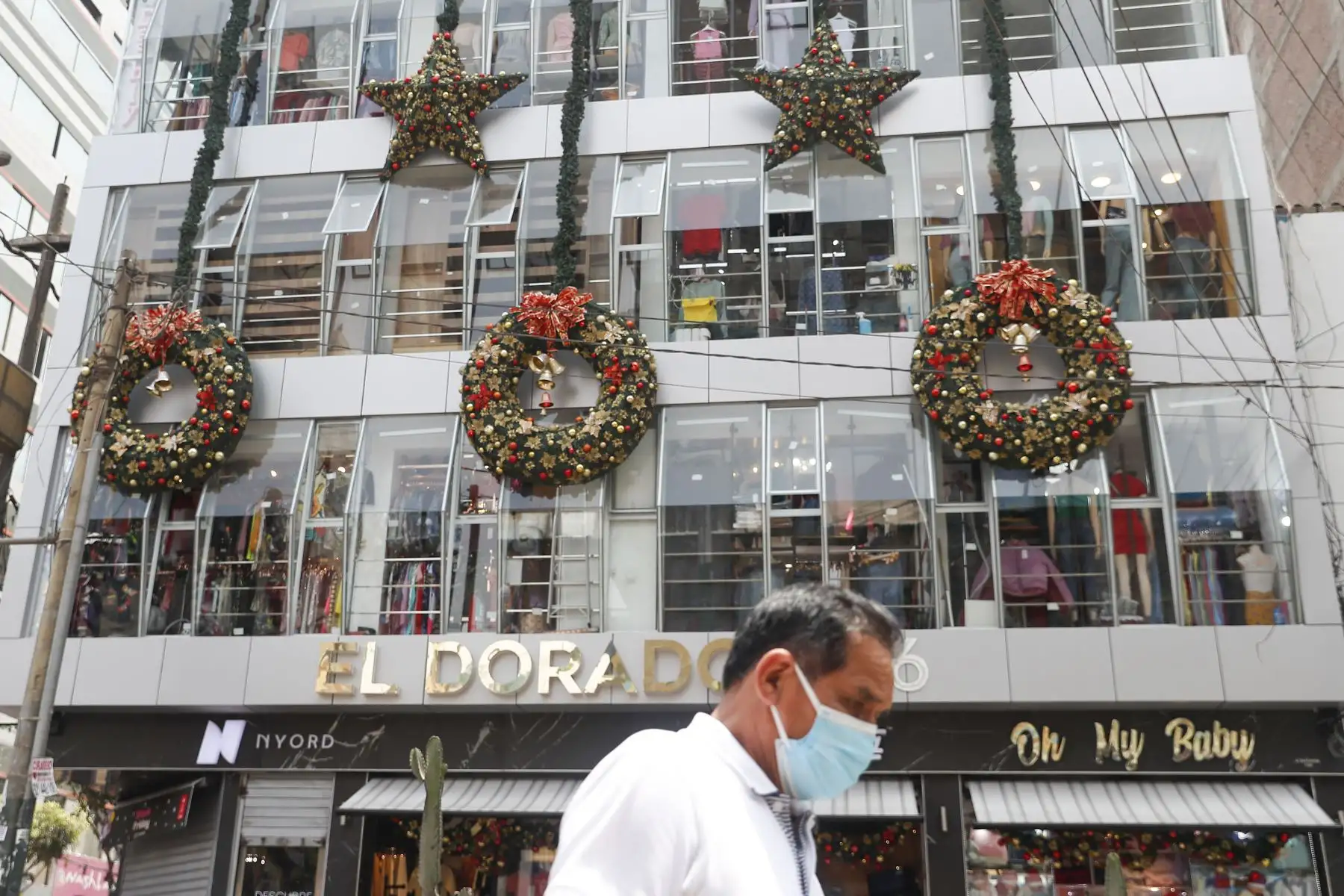Así lucen Mesa Redonda y el Emporio de Gamarra a semanas de las fiestas de fin de año. Cientos de personas acuden a realizar sus compras para decorar su hogar con motivos navideños. Foto: ANDINA/Renato Pajuelo