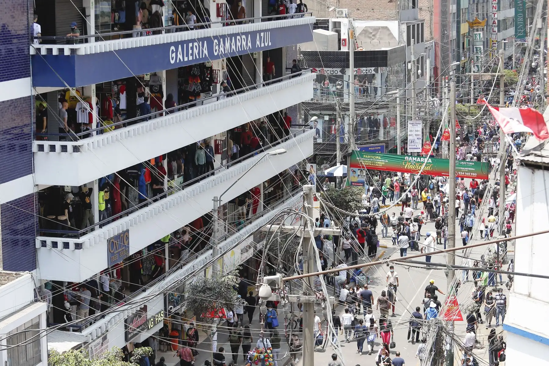Así lucen Mesa Redonda y el Emporio de Gamarra a semanas de las fiestas de fin de año. Cientos de personas acuden a realizar sus compras para decorar su hogar con motivos navideños. Foto: ANDINA/Renato Pajuelo