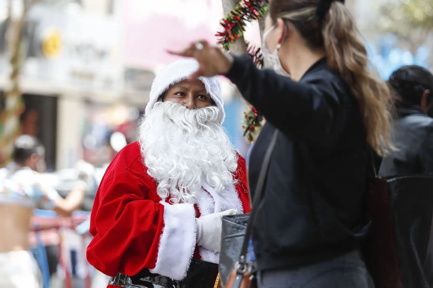 Así lucen Mesa Redonda y el Emporio de Gamarra a semanas de las fiestas de fin de año. Cientos de personas acuden a realizar sus compras para decorar su hogar con motivos navideños. Foto: ANDINA/Renato Pajuelo