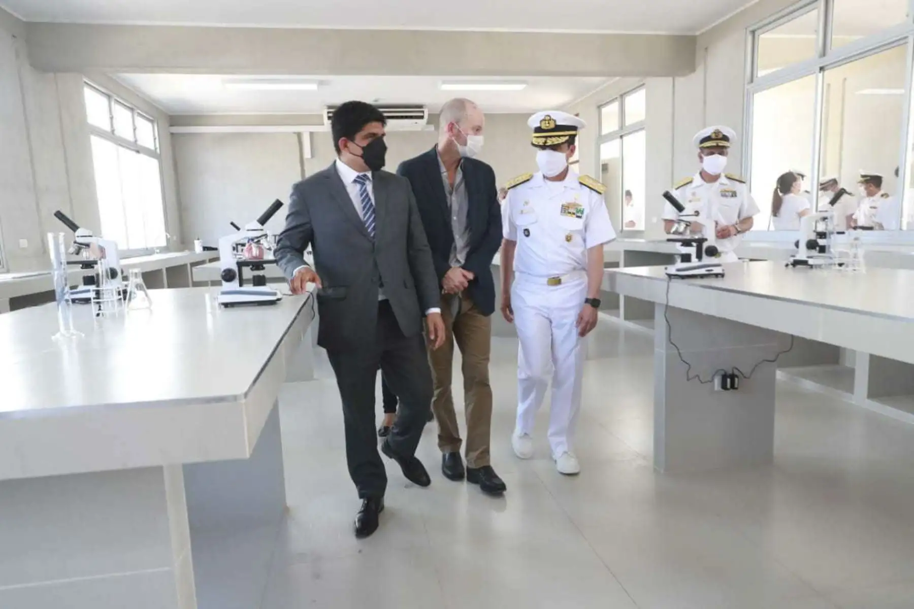 El ministro de Defensa, Juan Carrasco Millones, inauguró esta mañana, en Iquitos, la nueva infraestructura del liceo naval Capitán de Navío Francisco Carrasco, construida mediante el mecanismo de obras por impuesto y que albergará a un total de 897 alumnos de primaria y secundaria cuando retornen las clases presenciales. Foto: ANDINA/Mindef