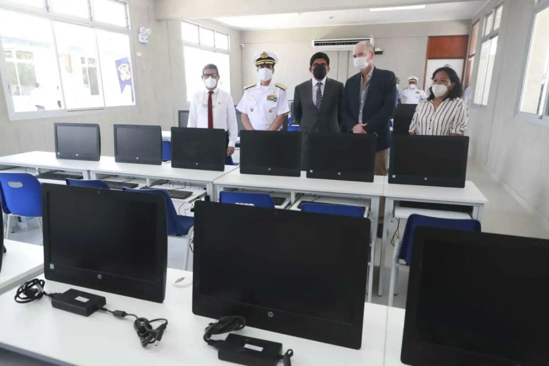 El ministro de Defensa, Juan Carrasco Millones, inauguró esta mañana, en Iquitos, la nueva infraestructura del liceo naval Capitán de Navío Francisco Carrasco, construida mediante el mecanismo de obras por impuesto y que albergará a un total de 897 alumnos de primaria y secundaria cuando retornen las clases presenciales. Foto: ANDINA/Mindef