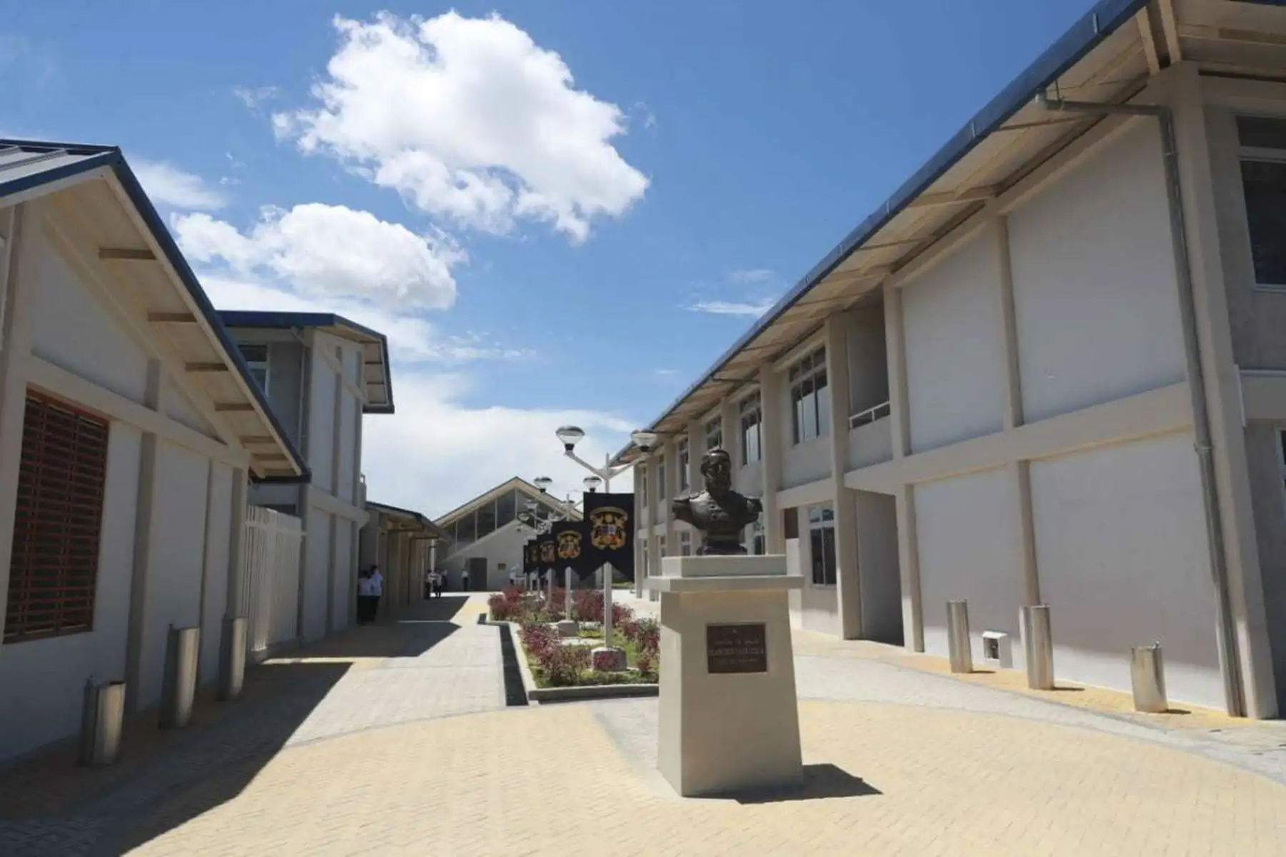 El ministro de Defensa, Juan Carrasco Millones, inauguró esta mañana, en Iquitos, la nueva infraestructura del liceo naval Capitán de Navío Francisco Carrasco, construida mediante el mecanismo de obras por impuesto y que albergará a un total de 897 alumnos de primaria y secundaria cuando retornen las clases presenciales. Foto: ANDINA/Mindef