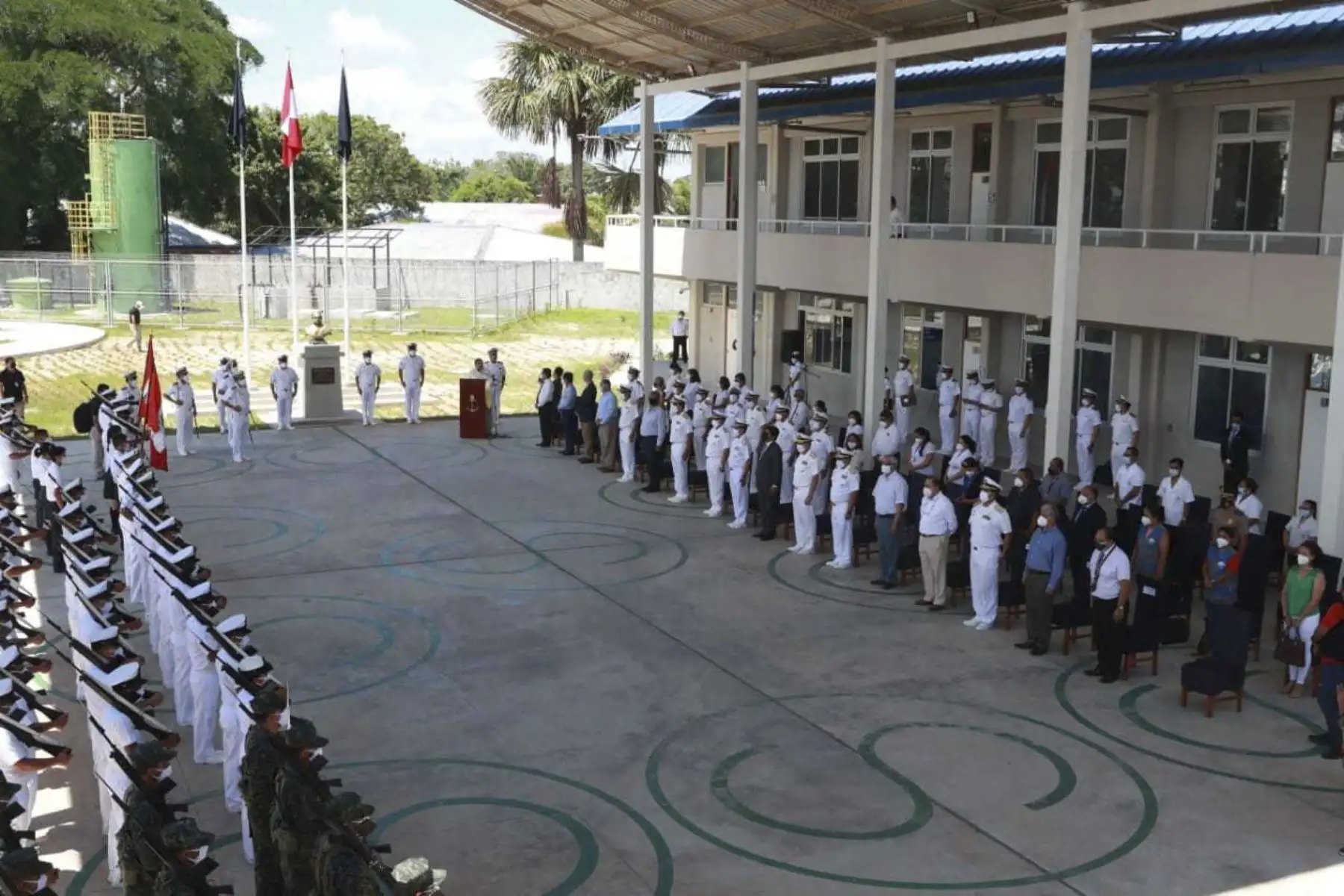 El ministro de Defensa, Juan Carrasco Millones, inauguró esta mañana, en Iquitos, la nueva infraestructura del liceo naval Capitán de Navío Francisco Carrasco, construida mediante el mecanismo de obras por impuesto y que albergará a un total de 897 alumnos de primaria y secundaria cuando retornen las clases presenciales. Foto: ANDINA/Mindef