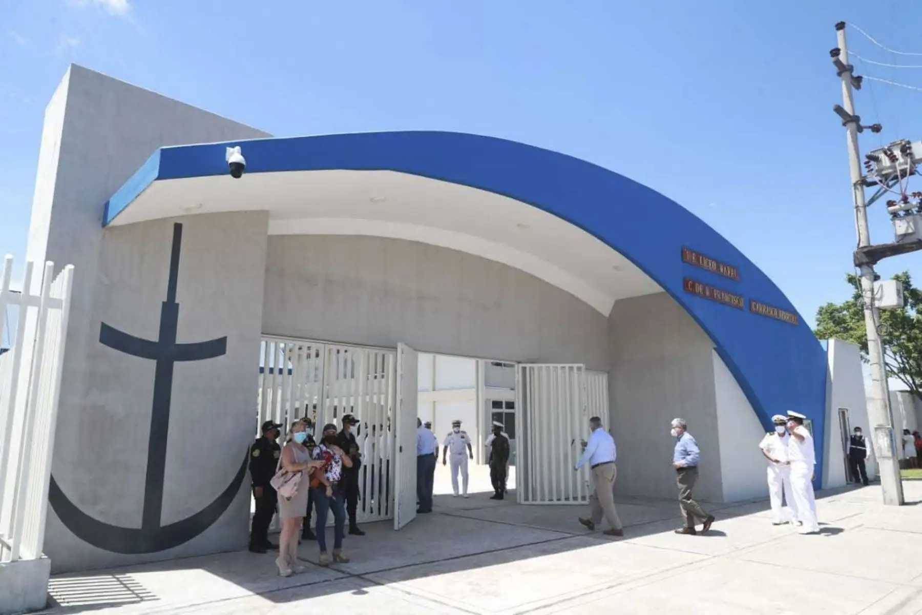 El ministro de Defensa, Juan Carrasco Millones, inauguró esta mañana, en Iquitos, la nueva infraestructura del liceo naval Capitán de Navío Francisco Carrasco, construida mediante el mecanismo de obras por impuesto y que albergará a un total de 897 alumnos de primaria y secundaria cuando retornen las clases presenciales. Foto: ANDINA/Mindef