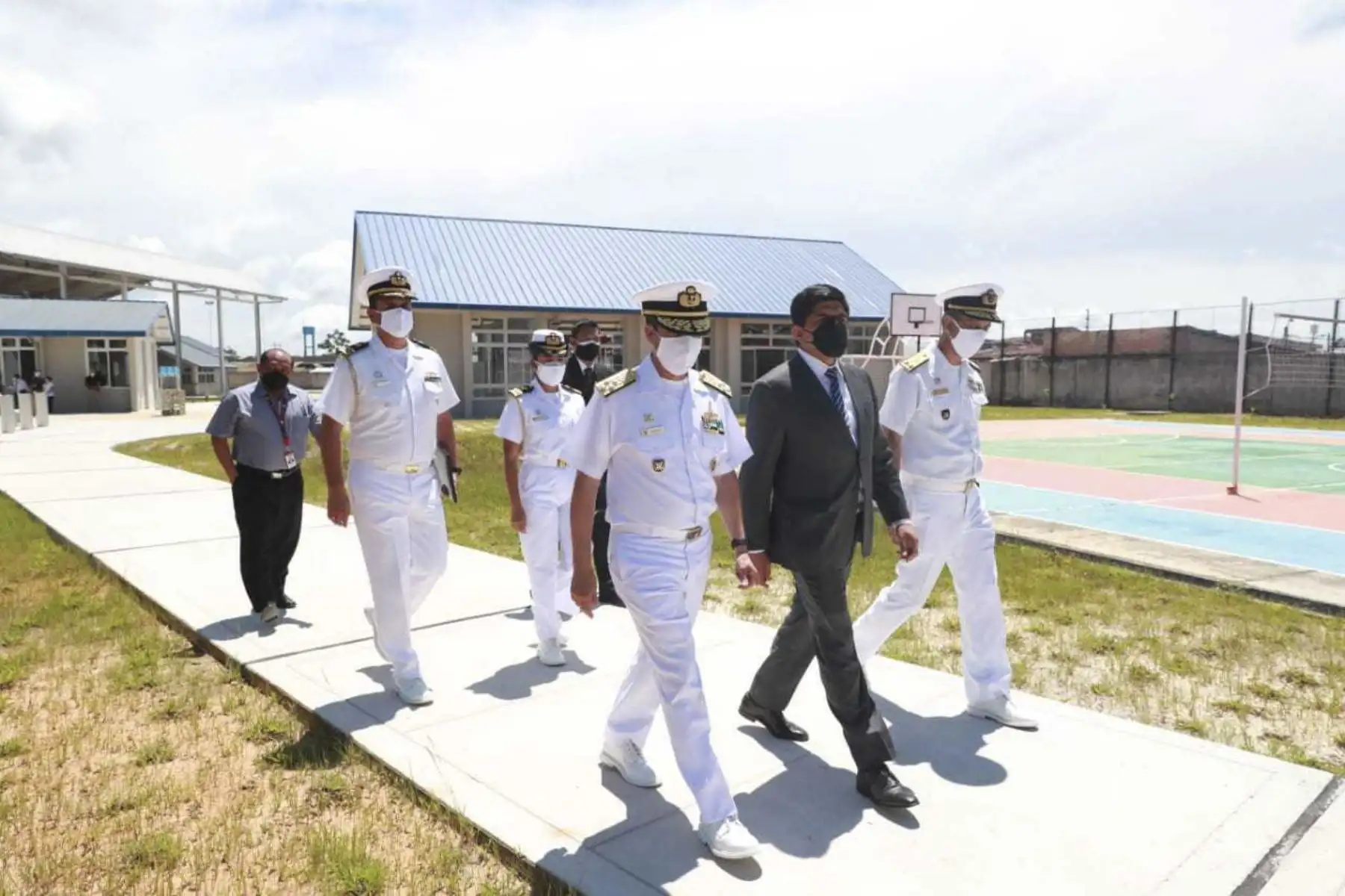 El ministro de Defensa, Juan Carrasco Millones, inauguró esta mañana, en Iquitos, la nueva infraestructura del liceo naval Capitán de Navío Francisco Carrasco, construida mediante el mecanismo de obras por impuesto y que albergará a un total de 897 alumnos de primaria y secundaria cuando retornen las clases presenciales. Foto: ANDINA/Mindef