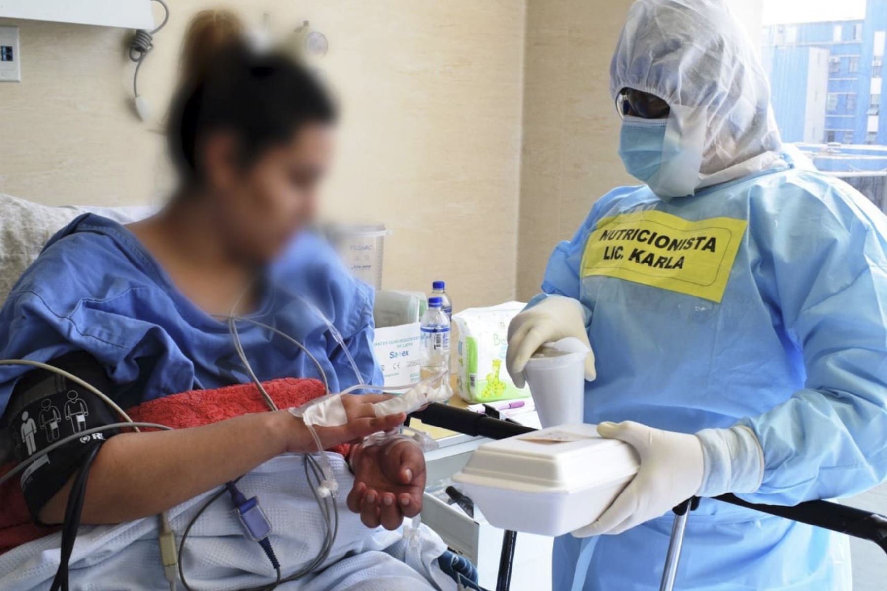 Los nutricionistas que laboran en la primera línea de batalla están recibiendo la tercera dosis en los establecimientos de salud donde laboran, como EsSalud, Ministerio de Salud, Fuerzas Armadas y Policiales. ANDINA/Andrés Valle