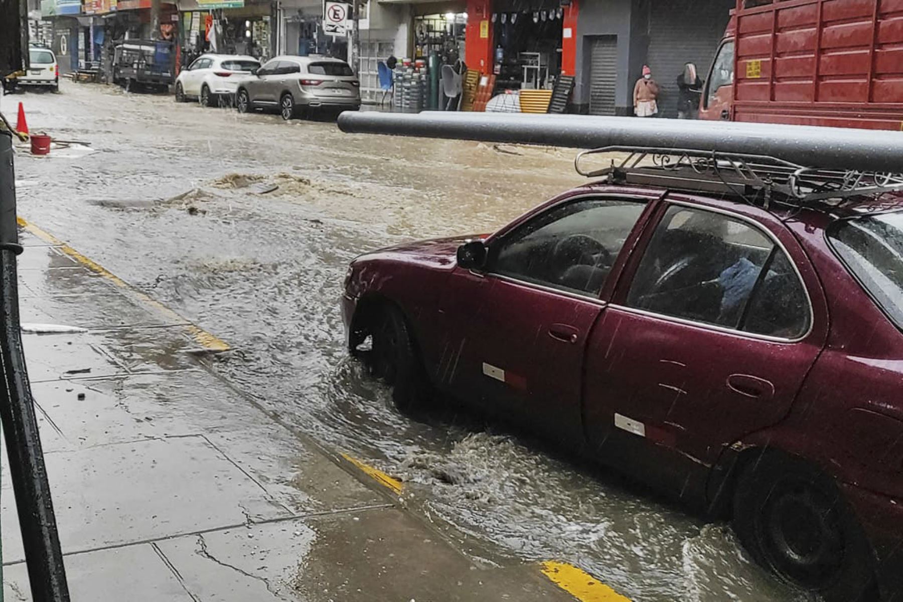 Algunas calles de la ciudad de Huancayo se convirtieron en riachuelos tras torrencial lluvia registrada esta tarde. Foto: ANDINA/Difusión