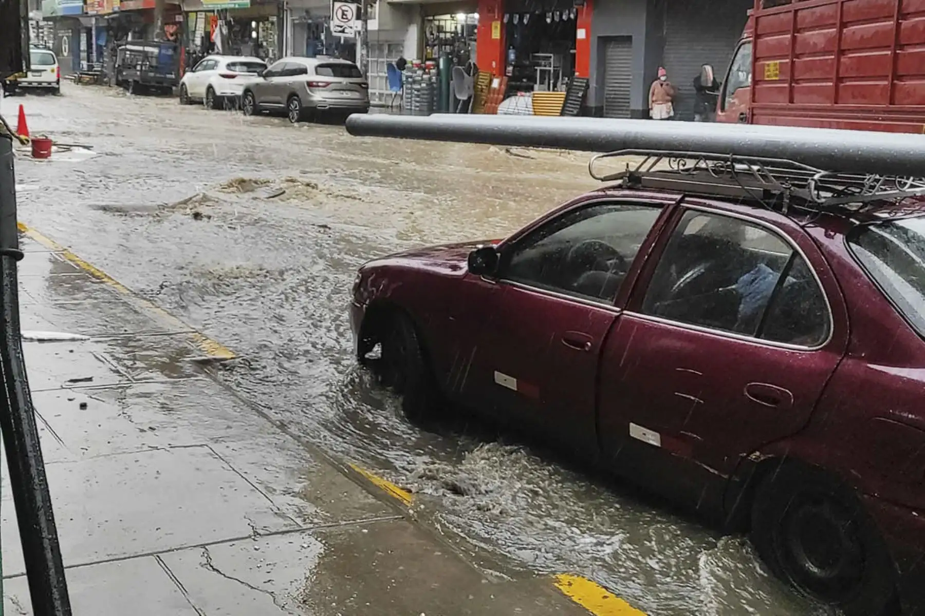 Algunas calles de la ciudad de Huancayo se convirtieron en riachuelos tras torrencial lluvia registrada esta tarde. Foto: ANDINA/Difusión