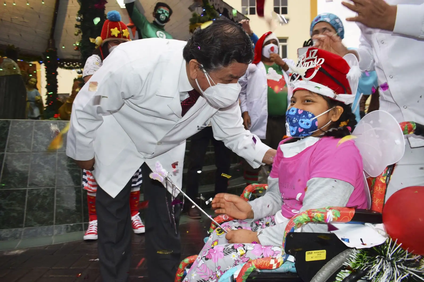 Una luz de esperanza se encendió en los corazones de los pequeños pacientes y personal sanitario del Instituto Nacional de Salud del Niño, ubicado en Breña, durante el encendido del árbol y nacimiento por Navidad. Con una varita mágica, la pequeña Almendra acompañada por Batman, Superman, Mujer Maravilla y muchos más, inició las festividades de fin de año. Foto: Difusión