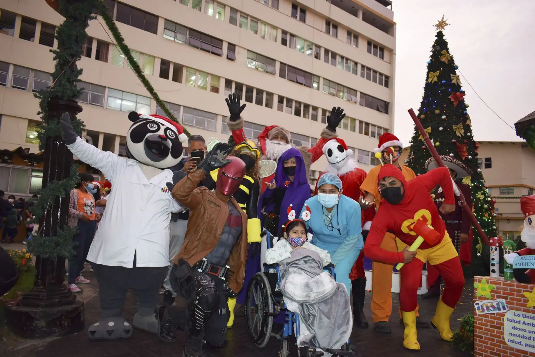 Una luz de esperanza se encendió en los corazones de los pequeños pacientes y personal sanitario del Instituto Nacional de Salud del Niño, ubicado en Breña, durante el encendido del árbol y nacimiento por Navidad. Con una varita mágica, la pequeña Almendra acompañada por Batman, Superman, Mujer Maravilla y muchos más, inició las festividades de fin de año. Foto: Difusión