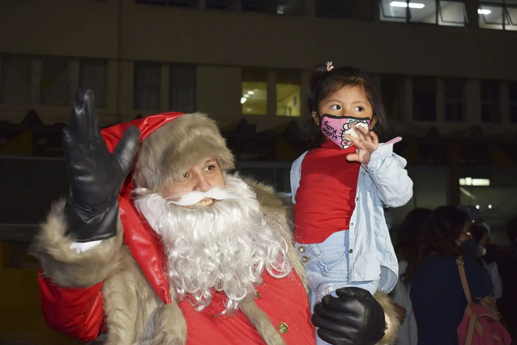 Una luz de esperanza se encendió en los corazones de los pequeños pacientes y personal sanitario del Instituto Nacional de Salud del Niño, ubicado en Breña, durante el encendido del árbol y nacimiento por Navidad. Con una varita mágica, la pequeña Almendra acompañada por Batman, Superman, Mujer Maravilla y muchos más, inició las festividades de fin de año. Foto: Difusión