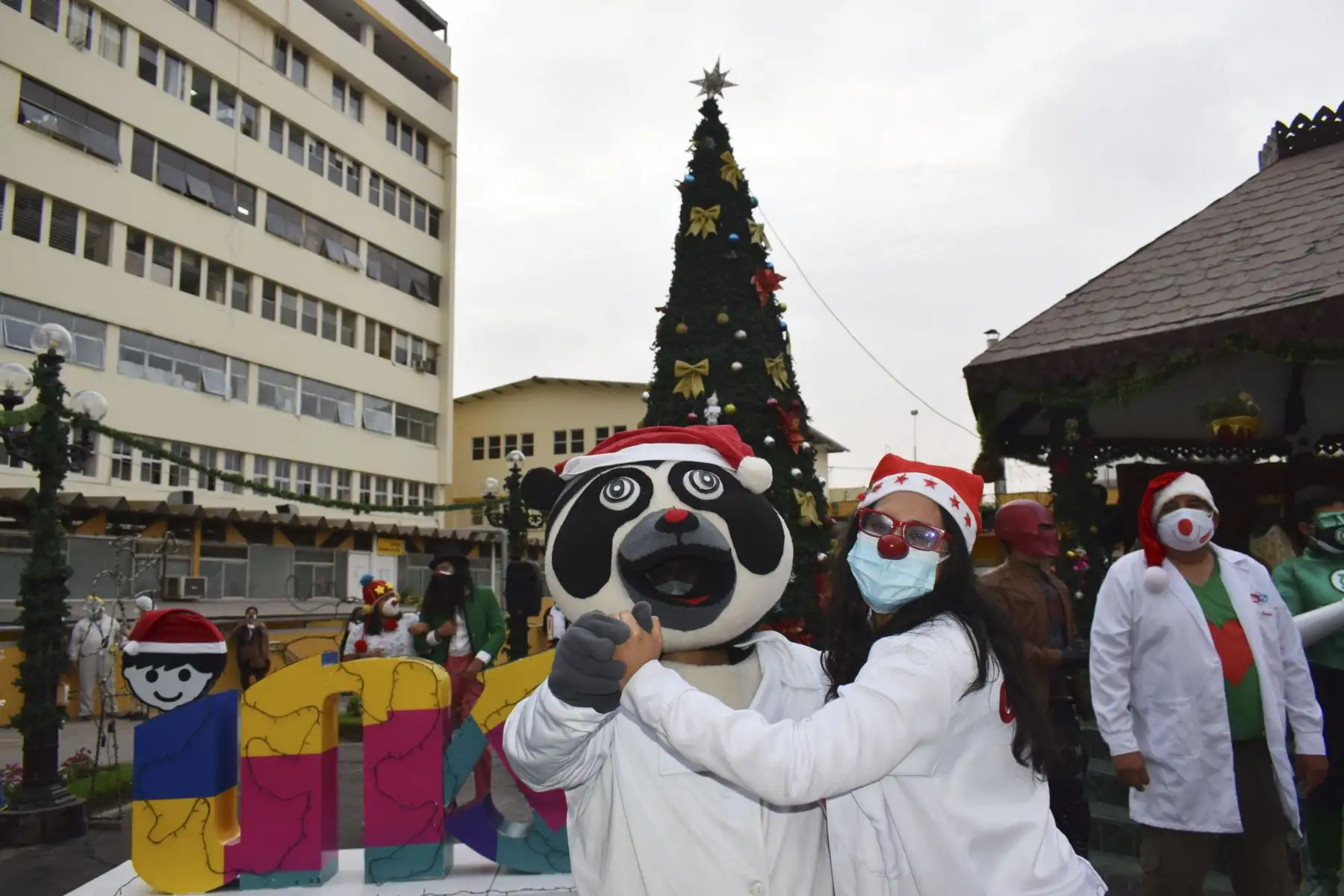 Una luz de esperanza se encendió en los corazones de los pequeños pacientes y personal sanitario del Instituto Nacional de Salud del Niño, ubicado en Breña, durante el encendido del árbol y nacimiento por Navidad. Con una varita mágica, la pequeña Almendra acompañada por Batman, Superman, Mujer Maravilla y muchos más, inició las festividades de fin de año. Foto: Difusión