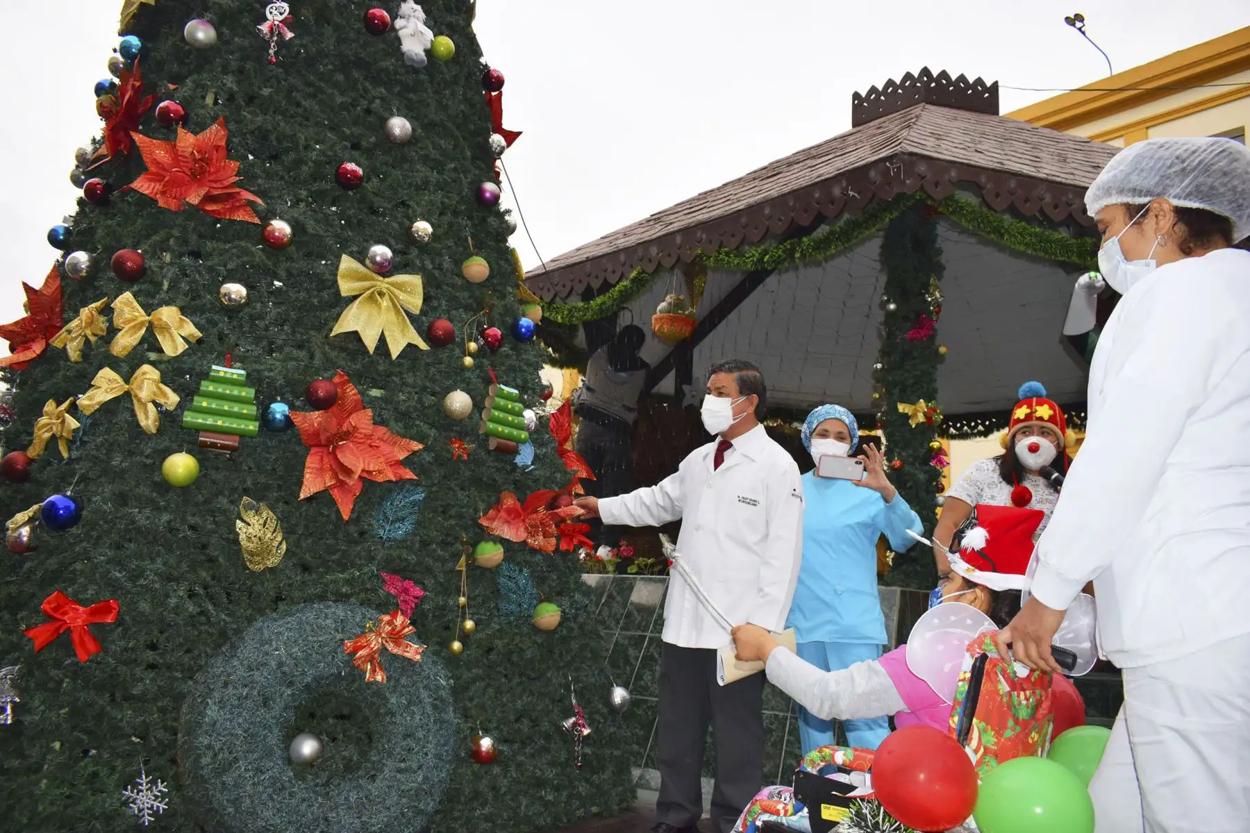 Una luz de esperanza se encendió en los corazones de los pequeños pacientes y personal sanitario del Instituto Nacional de Salud del Niño, ubicado en Breña, durante el encendido del árbol y nacimiento por Navidad. Con una varita mágica, la pequeña Almendra acompañada por Batman, Superman, Mujer Maravilla y muchos más, inició las festividades de fin de año. Foto: Difusión
