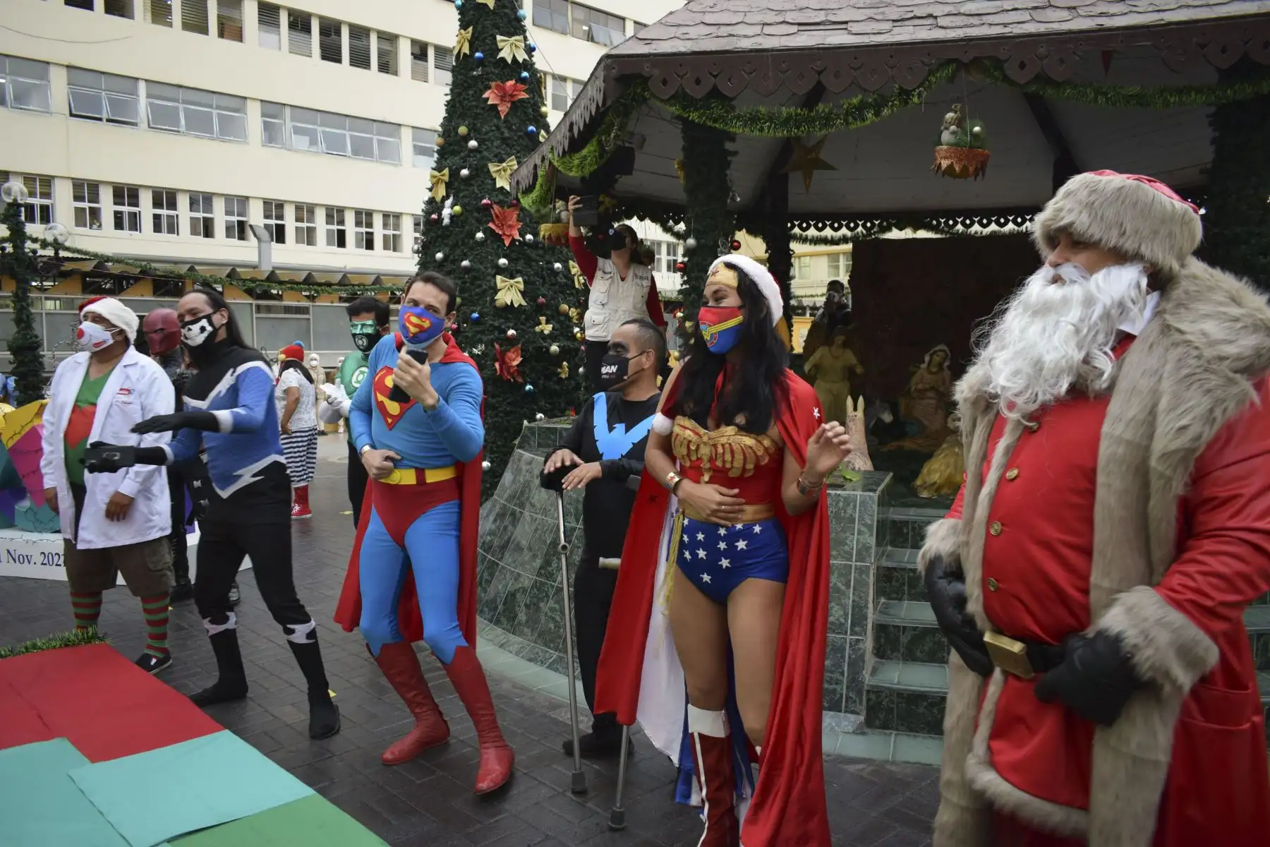 Una luz de esperanza se encendió en los corazones de los pequeños pacientes y personal sanitario del Instituto Nacional de Salud del Niño, ubicado en Breña, durante el encendido del árbol y nacimiento por Navidad. Con una varita mágica, la pequeña Almendra acompañada por Batman, Superman, Mujer Maravilla y muchos más, inició las festividades de fin de año. Foto: Difusión