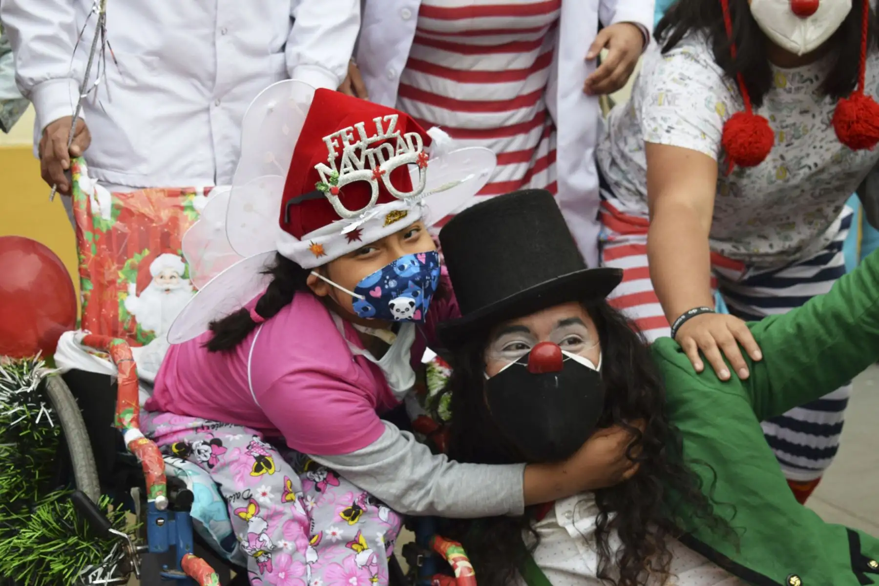 Una luz de esperanza se encendió en los corazones de los pequeños pacientes y personal sanitario del Instituto Nacional de Salud del Niño, ubicado en Breña, durante el encendido del árbol y nacimiento por Navidad. Con una varita mágica, la pequeña Almendra acompañada por Batman, Superman, Mujer Maravilla y muchos más, inició las festividades de fin de año. Foto: Difusión