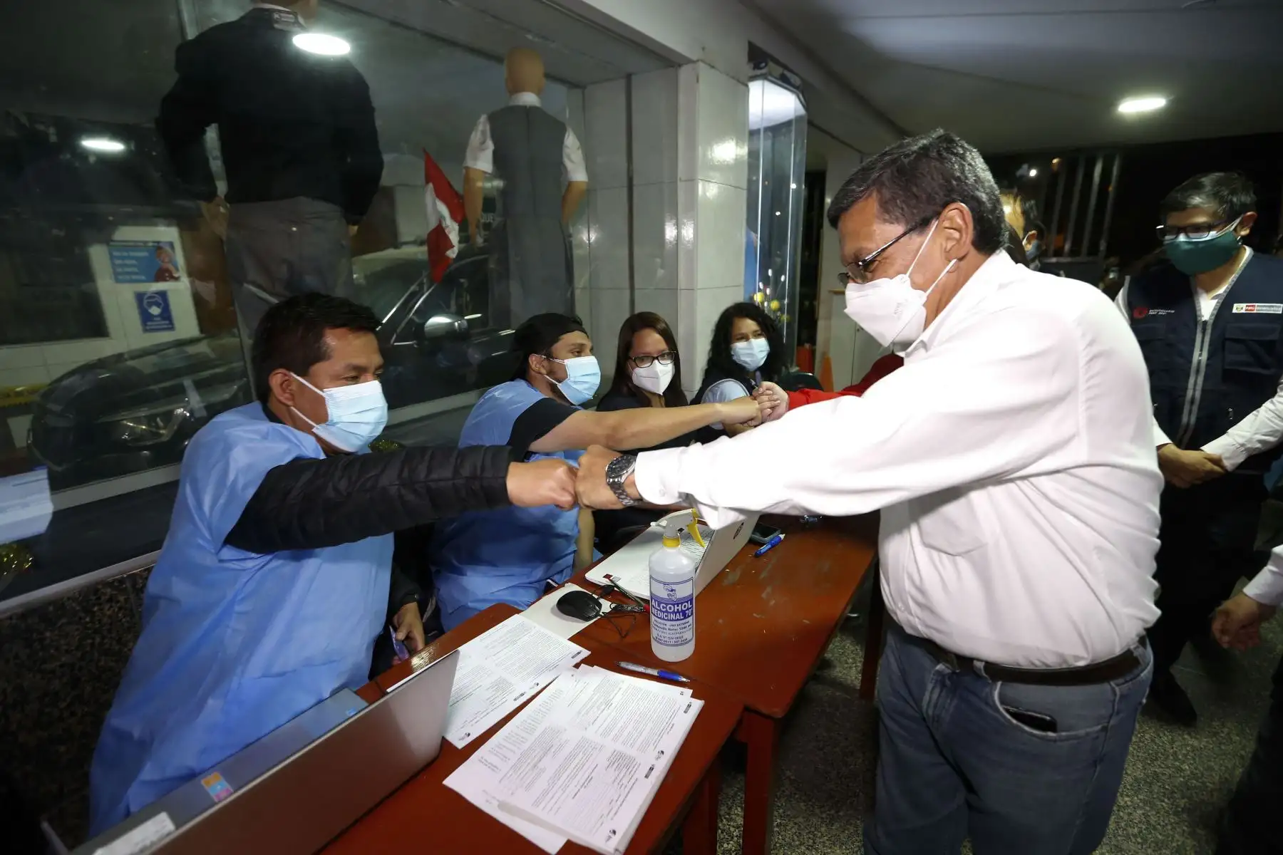 Ministro de Salud Hernando Cevallos supervisa vacunación nocturna contra la COVID-19 en el colegio Juan Pablo II en Trujillo. Foto: ANDINA/Minsa