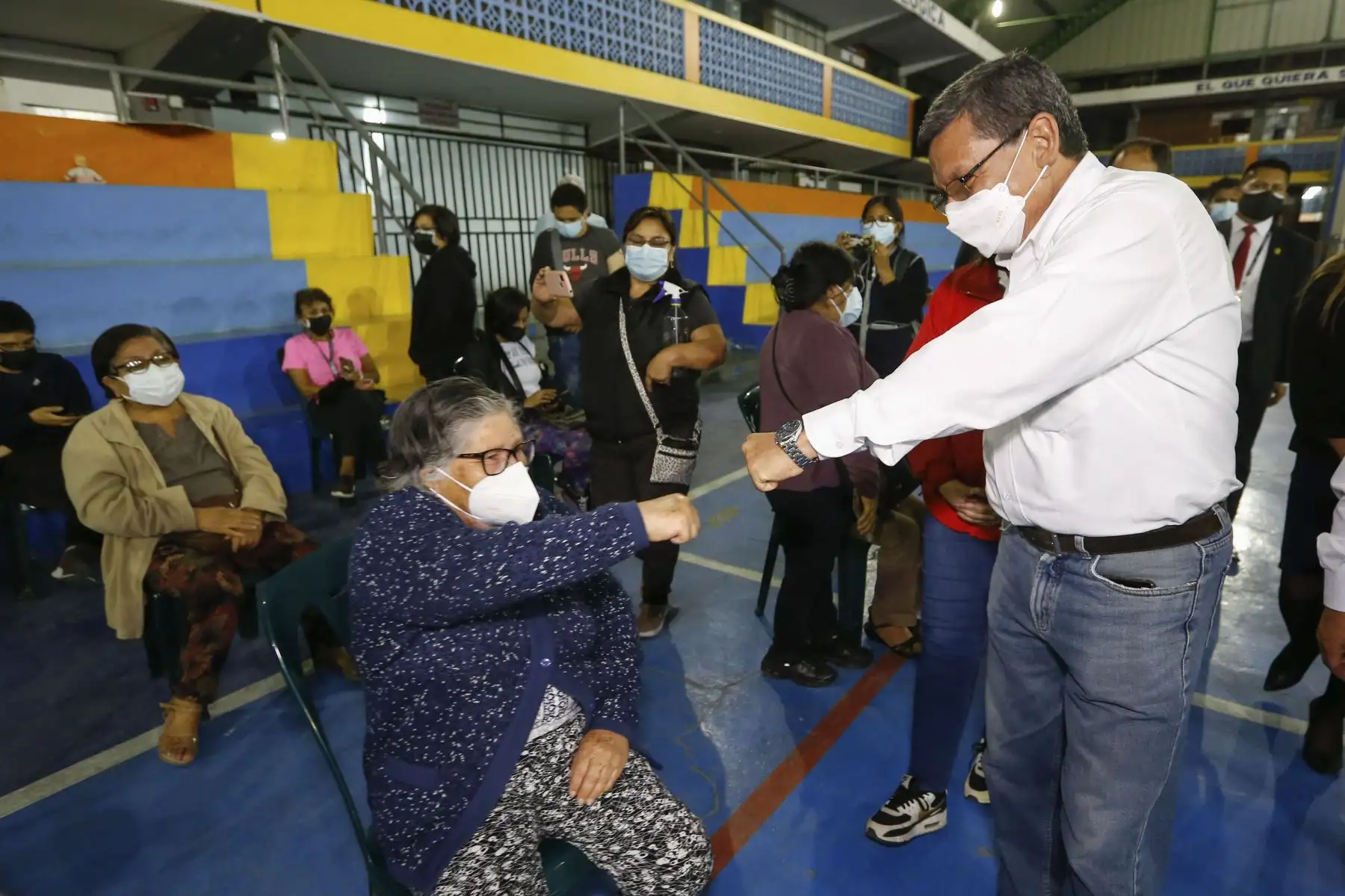Ministro de Salud Hernando Cevallos supervisa vacunación nocturna contra la COVID-19 en el colegio Juan Pablo II en Trujillo. Foto: ANDINA/Minsa