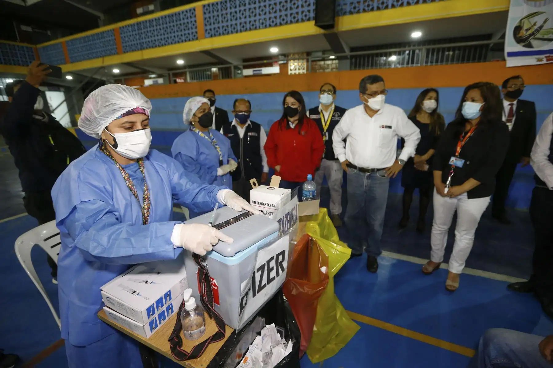 Ministro de Salud Hernando Cevallos supervisa vacunación nocturna contra la COVID-19 en el colegio Juan Pablo II en Trujillo. Foto: ANDINA/Minsa