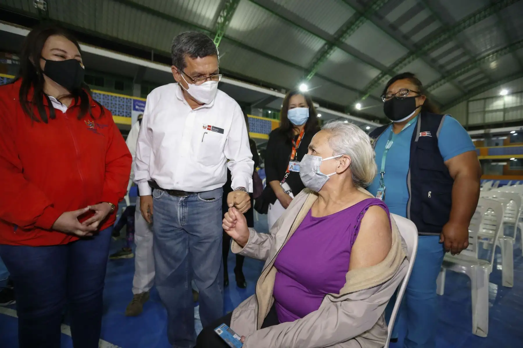 Ministro de Salud Hernando Cevallos supervisa vacunación nocturna contra la COVID-19 en el colegio Juan Pablo II en Trujillo. Foto: ANDINA/Minsa