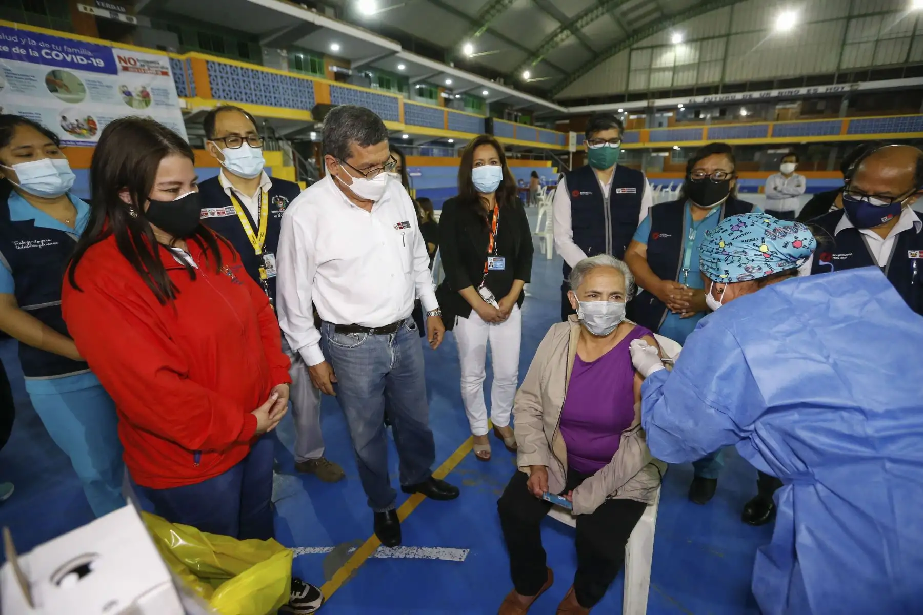 Ministro de Salud Hernando Cevallos supervisa vacunación nocturna contra la COVID-19 en el colegio Juan Pablo II en Trujillo. Foto: ANDINA/Minsa