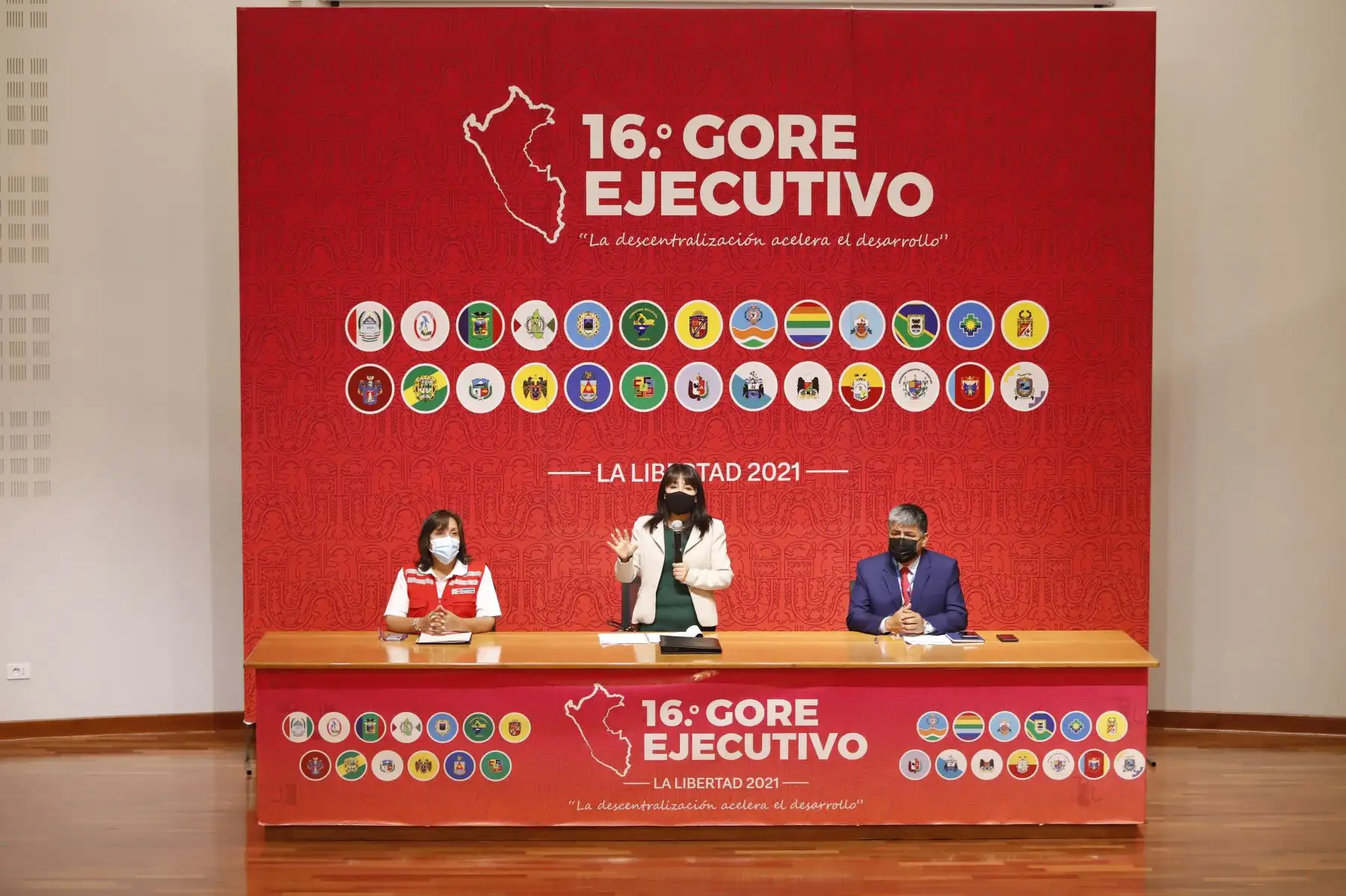 La premier Mirtha Vásquez, junto con la titular del Midis, Dina Boluarte y el presidente de la ANGRPy gobernador de Ayacucho, Carlos Rua, dio inicio a las mesas técnicas entre los gobiernos regionales y ministerios, en la segunda jornada del GORE Ejecutivo en Trujillo.Foto: ANDINA / PCM