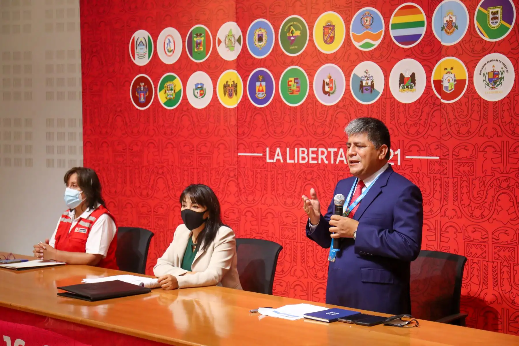 La premier Mirtha Vásquez, junto con la titular del Midis, Dina Boluarte y el presidente de la ANGRPy gobernador de Ayacucho, Carlos Rua, dio inicio a las mesas técnicas entre los gobiernos regionales y ministerios, en la segunda jornada del GORE Ejecutivo en Trujillo.
Foto: ANDINA / PCM