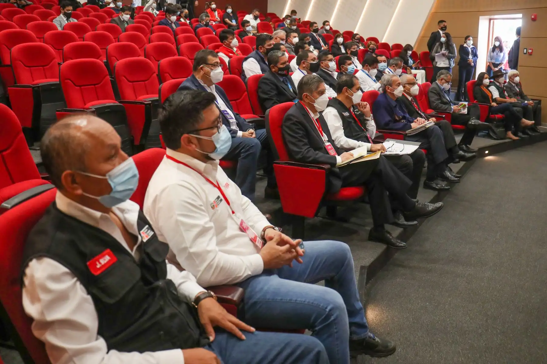 La premier Mirtha Vásquez, junto con la titular del Midis, Dina Boluarte y el presidente de la ANGRPy gobernador de Ayacucho, Carlos Rua, dio inicio a las mesas técnicas entre los gobiernos regionales y ministerios, en la segunda jornada del GORE Ejecutivo en Trujillo.
Foto: ANDINA / PCM
