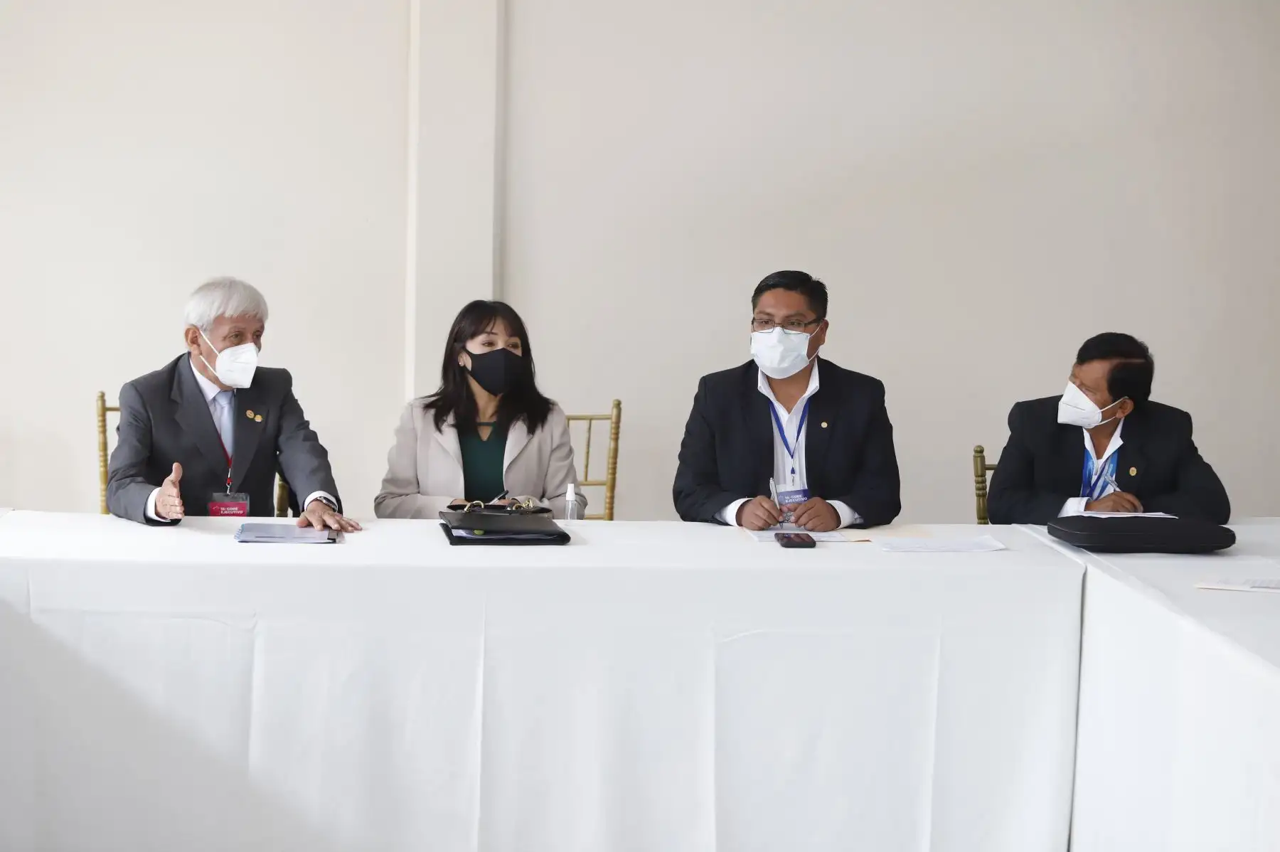 A esta hora se vienen desarrollando las mesas técnicas bilaterales entre los gobiernos regionales y ministros de Estado para analizar las problemáticas en las regiones y articular la atención. La premier Mirtha Vásquez, supervisa las reuniones que se dan en el marco del GORE Ejecutivo.
Foto: ANDINA / PCM