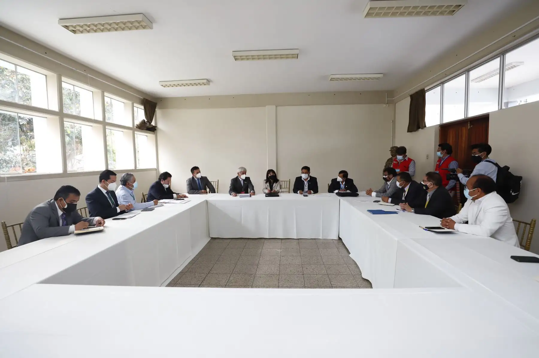 A esta hora se vienen desarrollando las mesas técnicas bilaterales entre los gobiernos regionales y ministros de Estado para analizar las problemáticas en las regiones y articular la atención. La premier Mirtha Vásquez, supervisa las reuniones que se dan en el marco del GORE Ejecutivo.
Foto: ANDINA / PCM