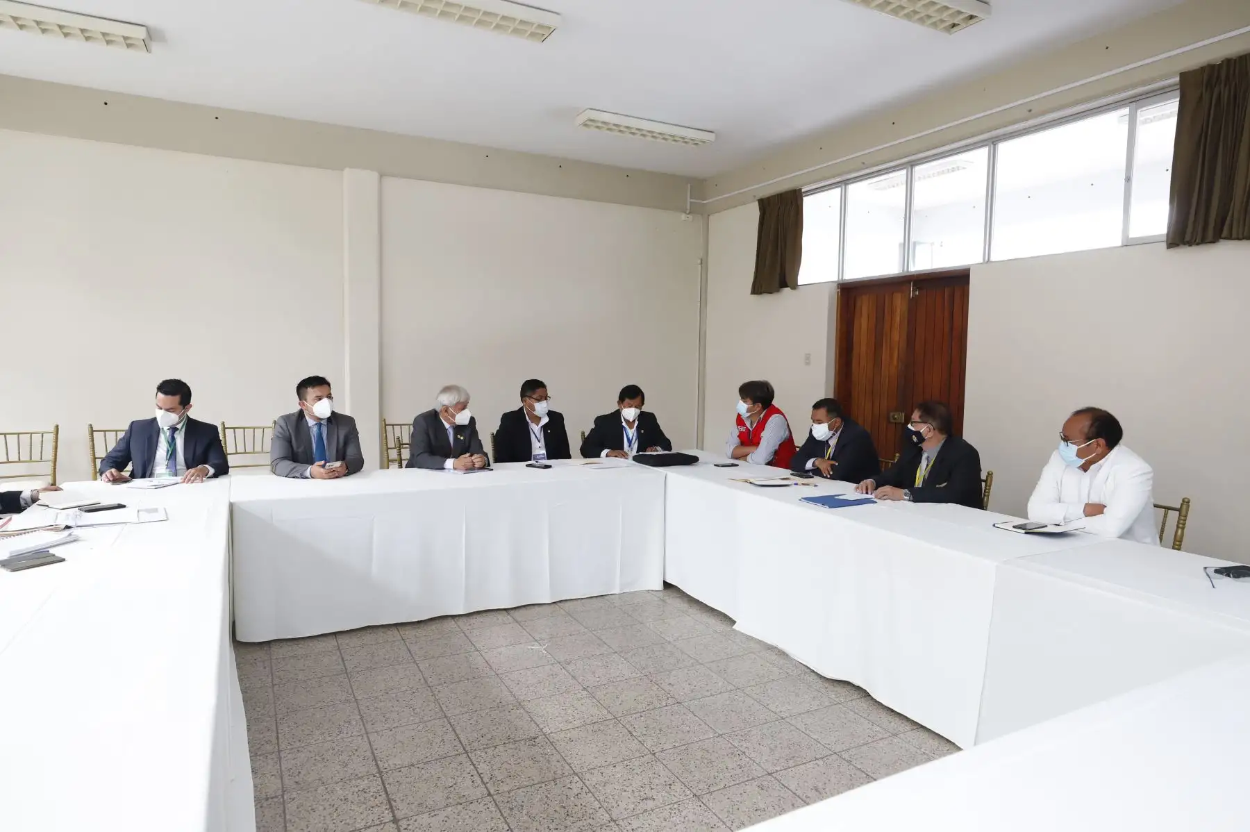 A esta hora se vienen desarrollando las mesas técnicas bilaterales entre los gobiernos regionales y ministros de Estado para analizar las problemáticas en las regiones y articular la atención. La premier Mirtha Vásquez, supervisa las reuniones que se dan en el marco del GORE Ejecutivo.
Foto: ANDINA / PCM