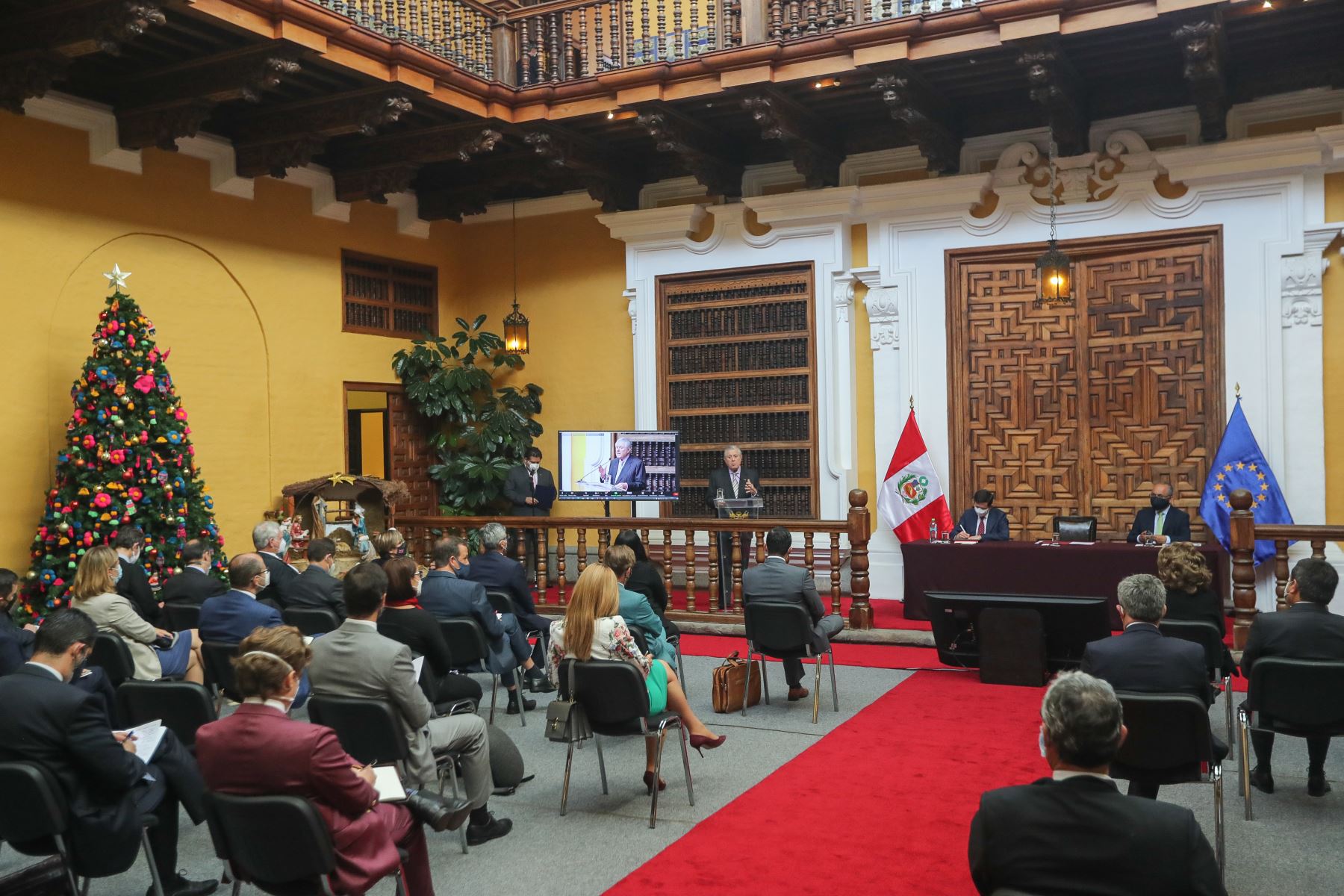El ministro de Relaciones Exteriores, Óscar Maúrtua de Romaña, sostuvo un encuentro con empresarios europeos donde se abordó las oportunidades de inversión que presenta el Perú.
FOTO: ANDINA/Carla Patiño