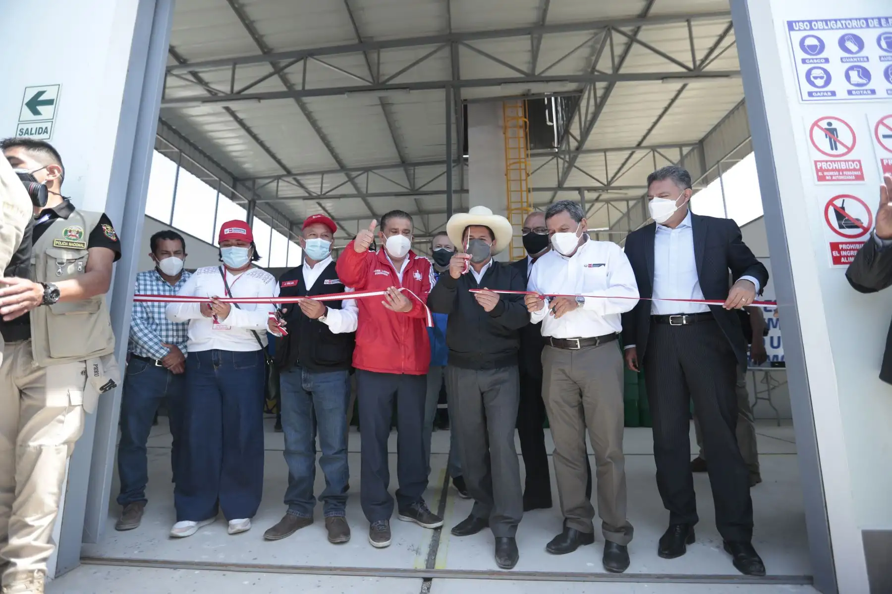Presidente de la República, Pedro Castillo, viaja a la región La Libertad para hacer entrega de la fábrica de oxígeno criogénica en la provincia de Pacasmayo.
FOTO: ANDINA/Presidencia Perú