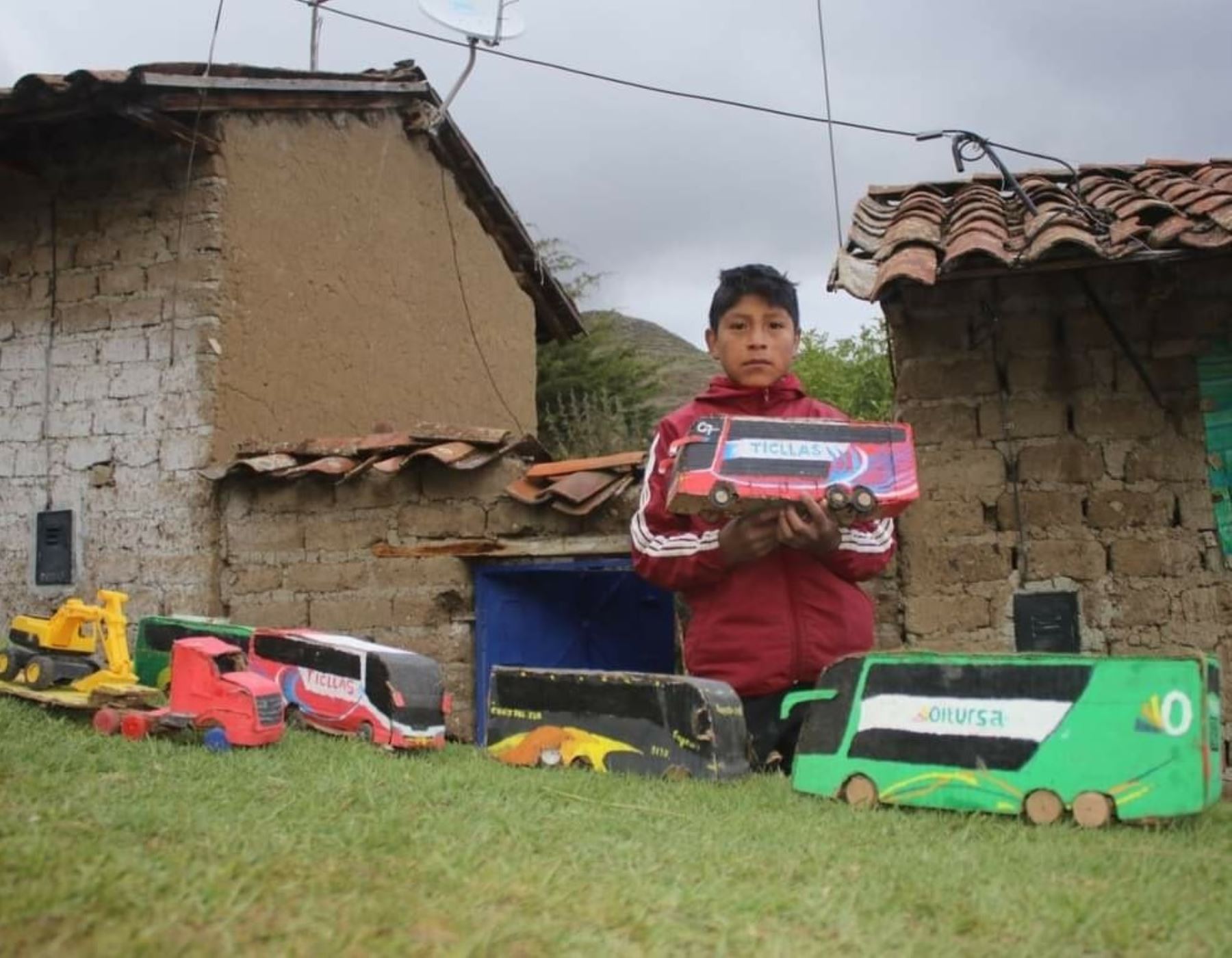 Conoce a Leonel Tapara Huamaní, el ingenioso niño huancavelicano de 11 años de edad que construye su propia flota de buses de cartón. Foto: Pedro Tinoco