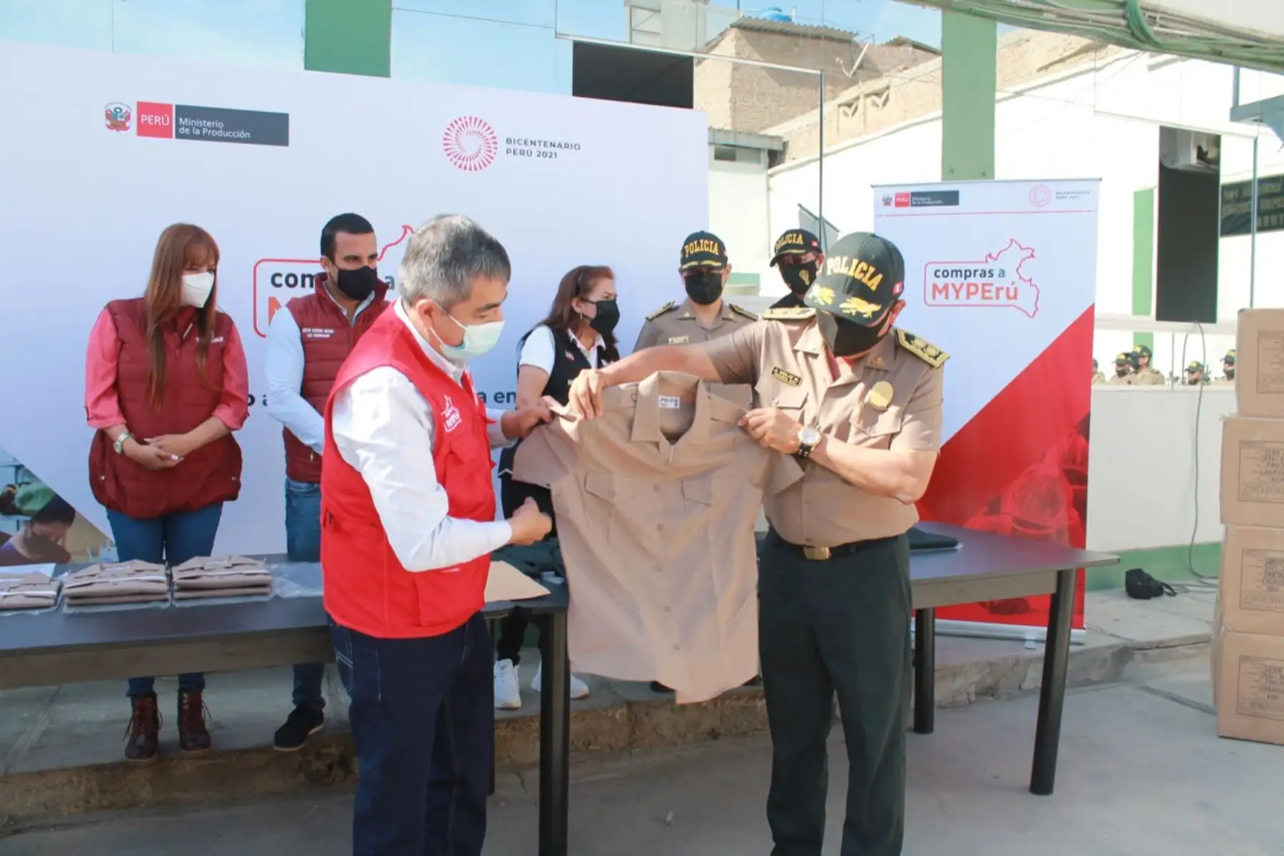 Policía Nacional recibió un lote de prendas confeccionadas por mypes de la zona norte del Perú. Foto: ANDINA/Difusión