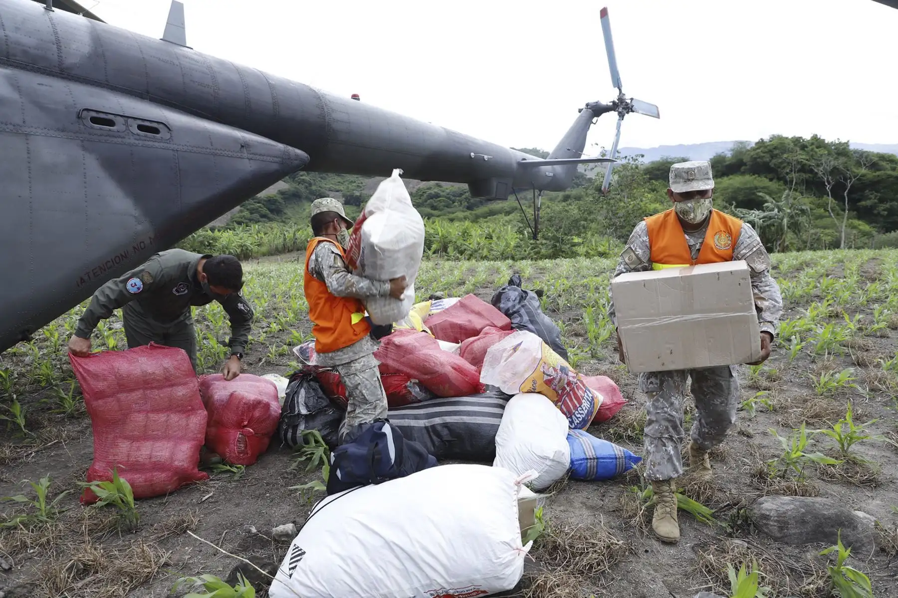 El ministro de Comercio Exterior y turismo, Roberto Sánchez, llegó a Utcubamba, en la región Amazonas, para supervisar las acciones de apoyo a los damnificados por el terremoto de magnitud 7.5 ocurrido el 28 de noviembre. Foto: ANDINA/Mincetur