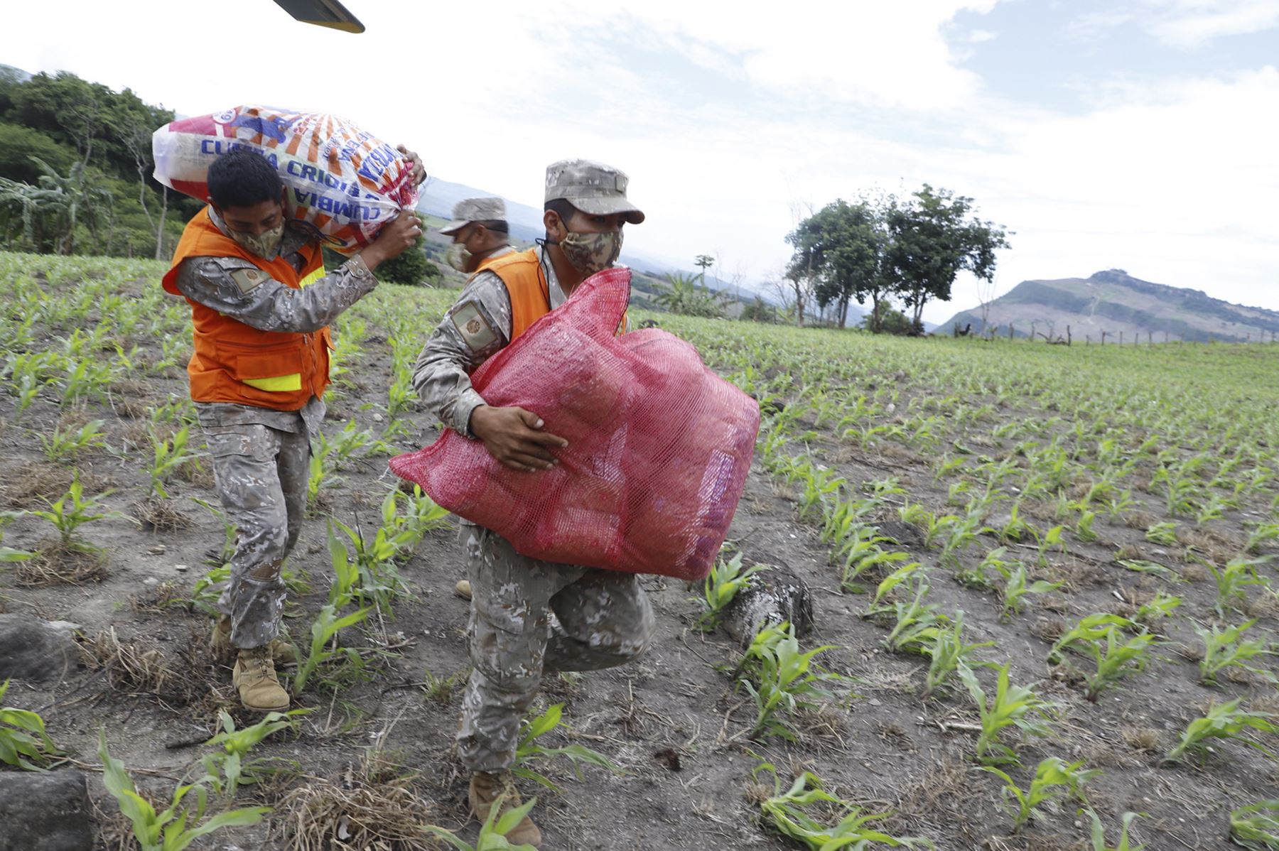 El ministro de Comercio Exterior y turismo, Roberto Sánchez, llegó a Utcubamba, en la región Amazonas, para supervisar las acciones de apoyo a los damnificados por el terremoto de magnitud 7.5 ocurrido el 28 de noviembre. Foto: ANDINA/Mincetur