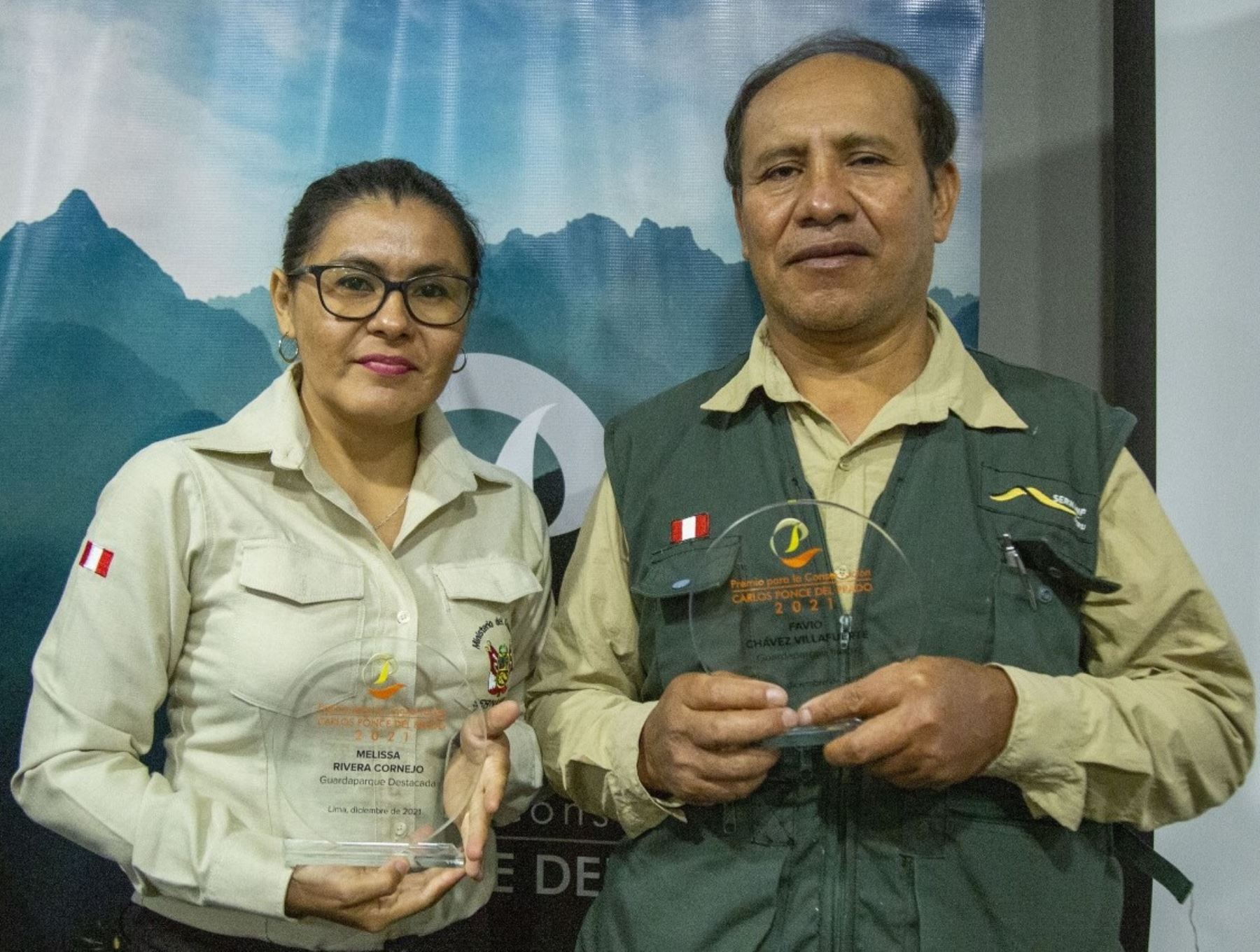 Guardaparques del Santuario Machu Picchu, Favio Chávez; y de la Reserva Comunal Purús, Melissa Rivera, destacan entre los ganadores del Premio para la Conservación Carlos Ponce del Prado. ANDINA/Difusión