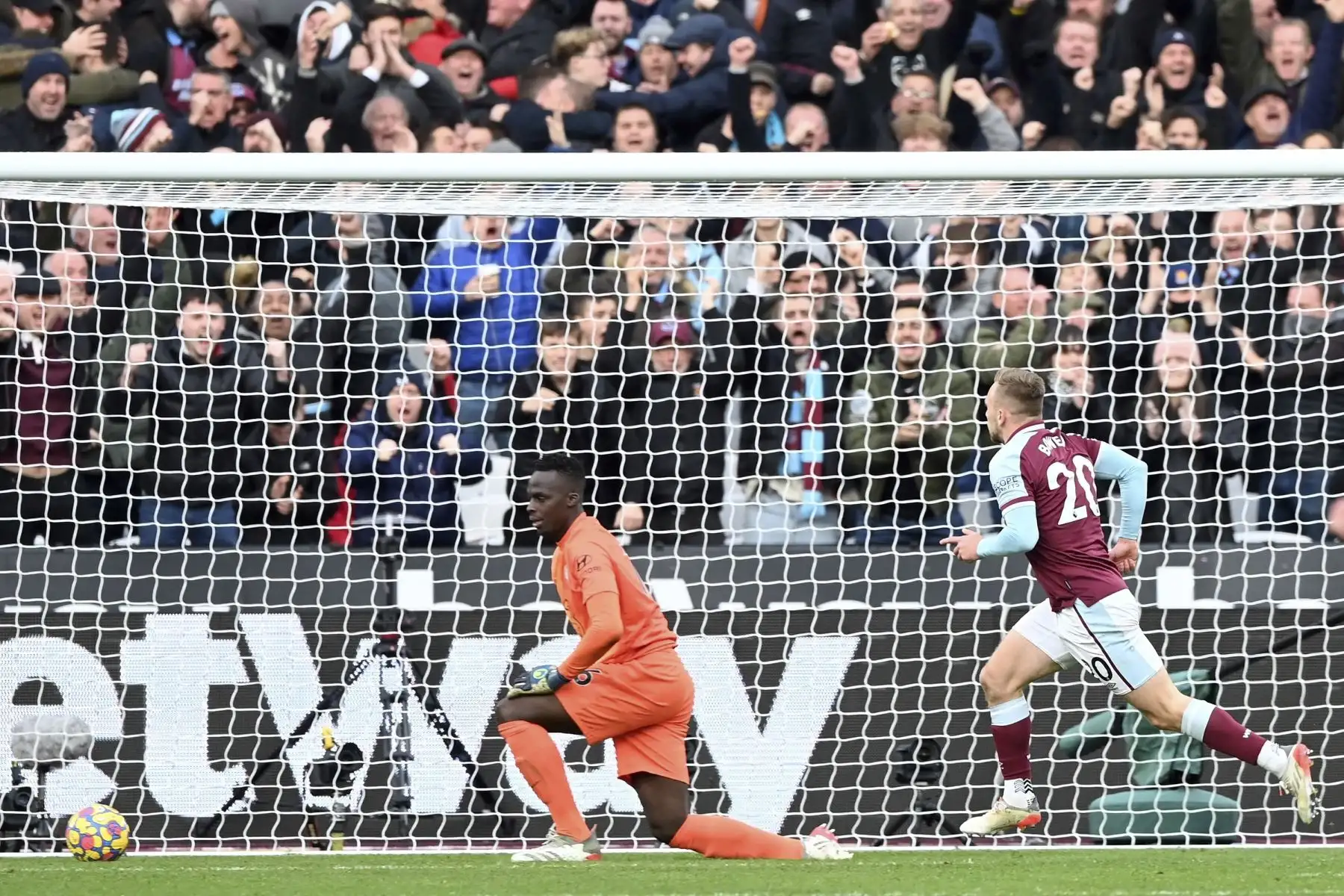 Jarrod Bowen del West Ham reacciona tras marcar el 2-2 ante el Chelsea durante el partido de la Premier League. Foto: EFE