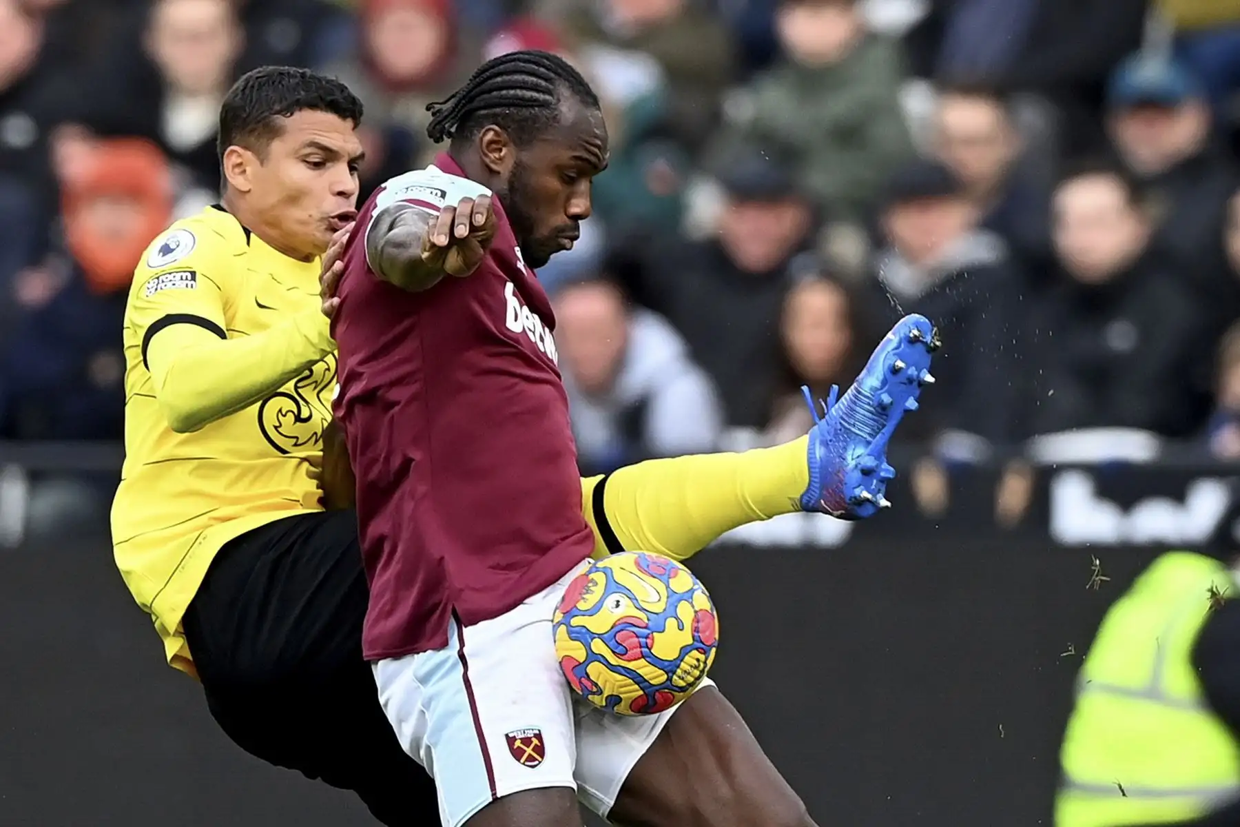 Michail Antonio del West Ham en acción contra Thiago Silva del Chelsea durante el partido de la Premier League. Foto: EFE
