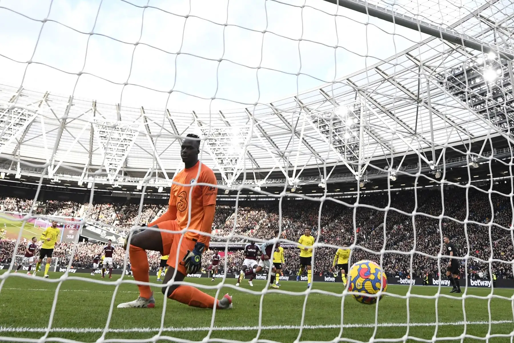 El centrocampista argentino del West Ham United Manuel Lanzini anota de penalti ante el Chelsea durante el partido de la Premier League. Foto: AFP