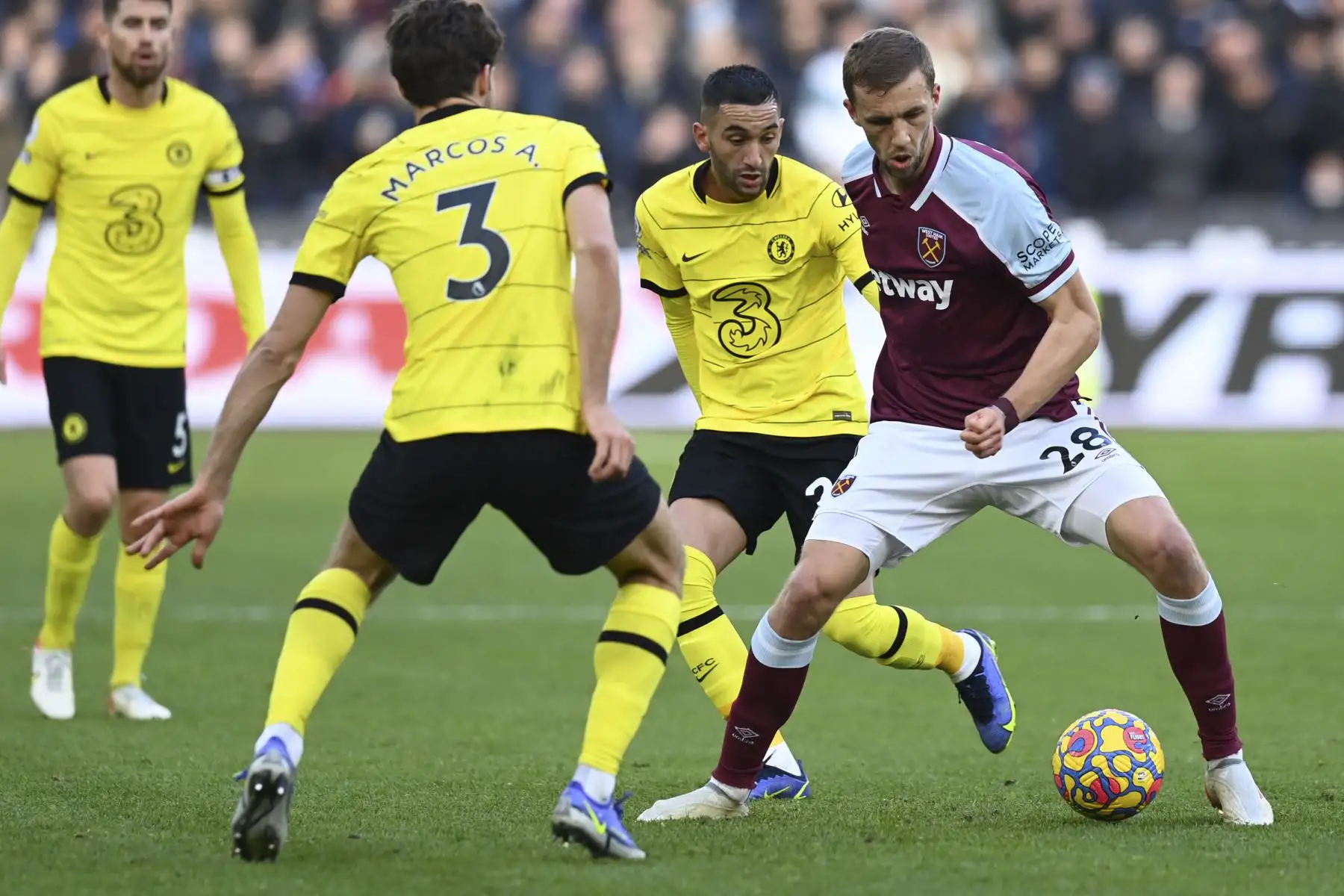El centrocampista checo del West Ham United, Tomas Soucek, compite con el defensor español del Chelsea, Marcos Alonso, durante el partido de la Premier League. Foto: AFP