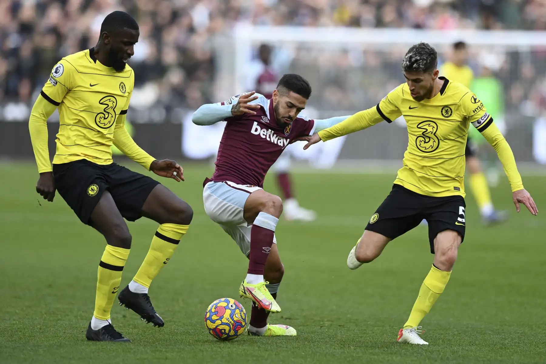 El centrocampista argentino del West Ham United, Manuel Lanzini, compite con el defensor alemán del Chelsea Antonio Rudiger y el mediocampista italiano del Chelsea Jorginho durante el partido de la Premier League. Foto: AFP