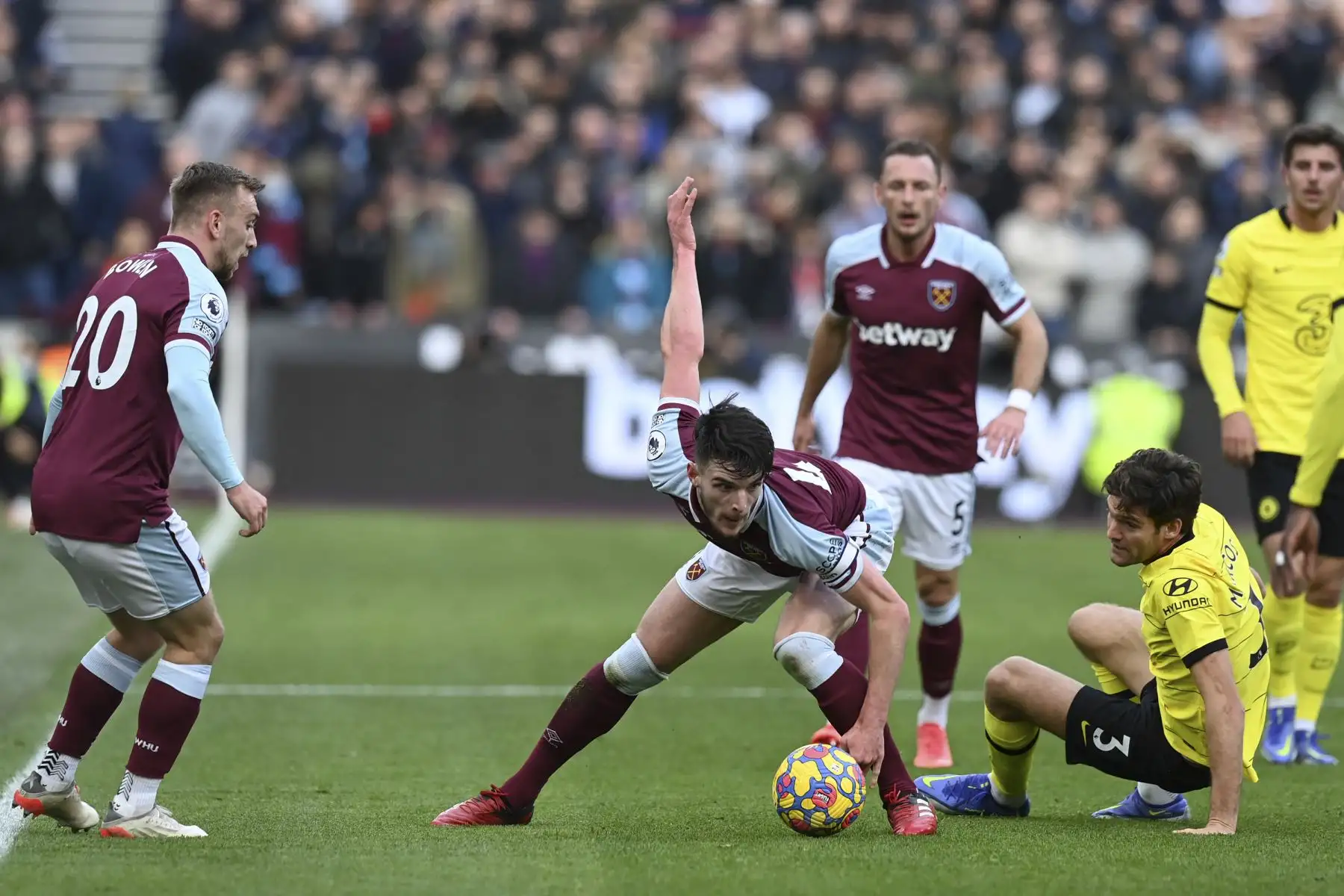El centrocampista inglés del West Ham United, Declan Rice, compite con el defensor español del Chelsea, Marcos Alonso, durante el partido de la Premier League. Foto: AFP