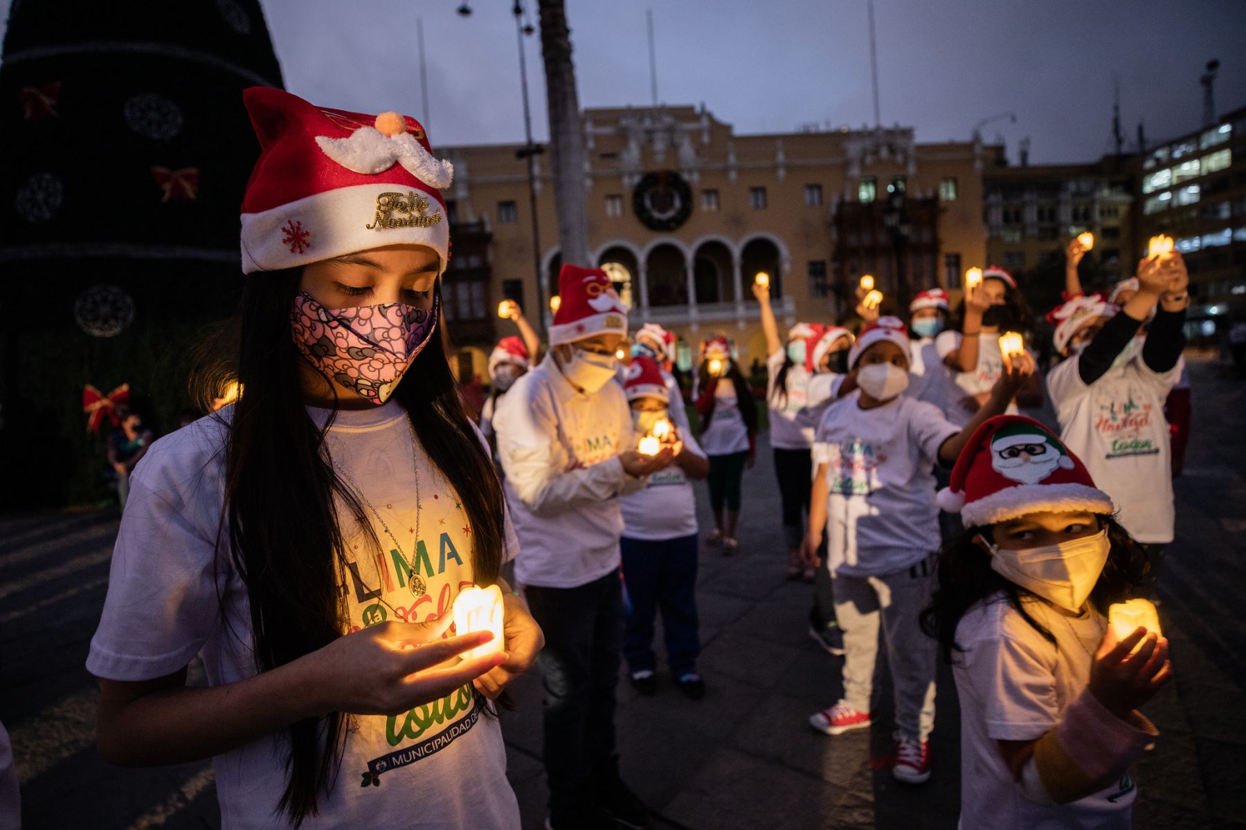 El alcalde de Lima, Jorge Muñoz, y niños de 43 distritos encendieron el Árbol de Todos en la Plaza Mayor. Foto: Municipalidad de Lima